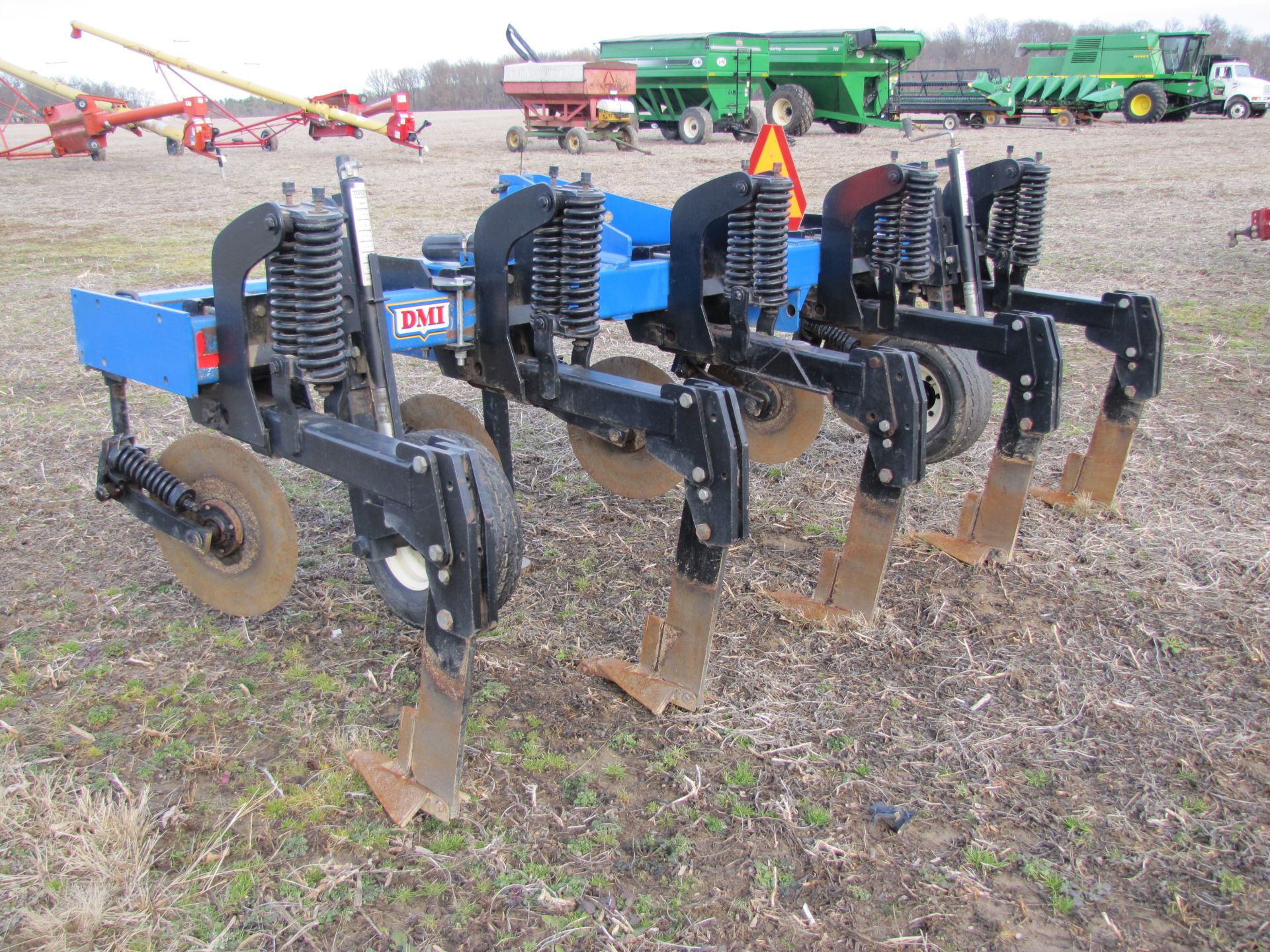 DMI 2500 5-shank in-line ripper, 3 pt, spring loaded no till shanks - Image 3 of 15