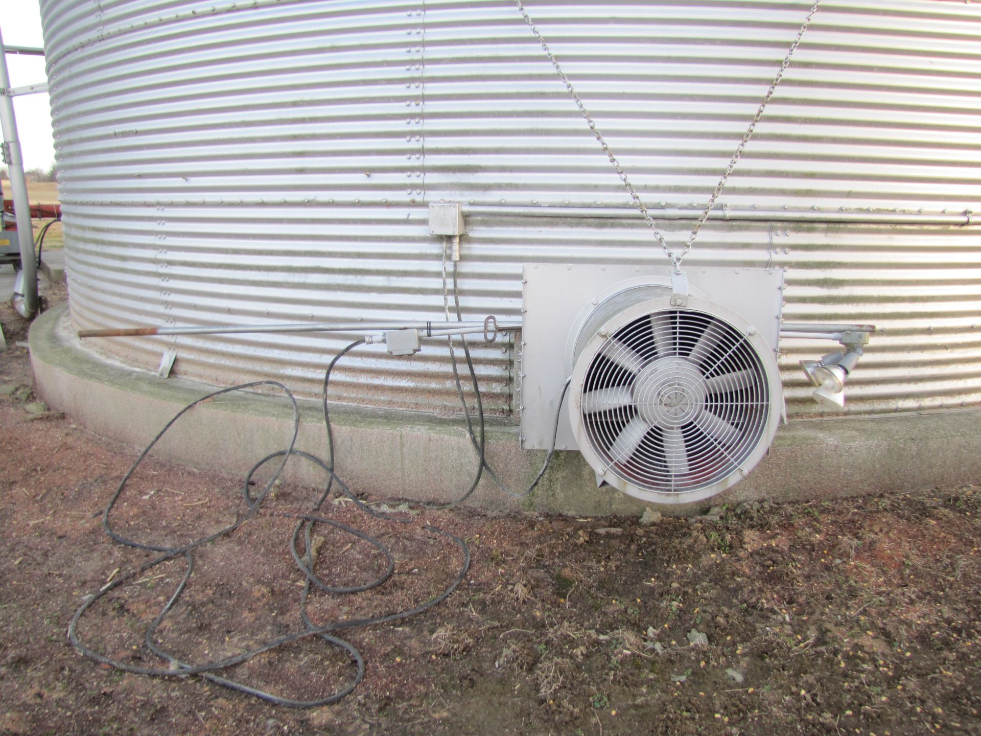 27’ x 8-ring grain bin - Image 8 of 13