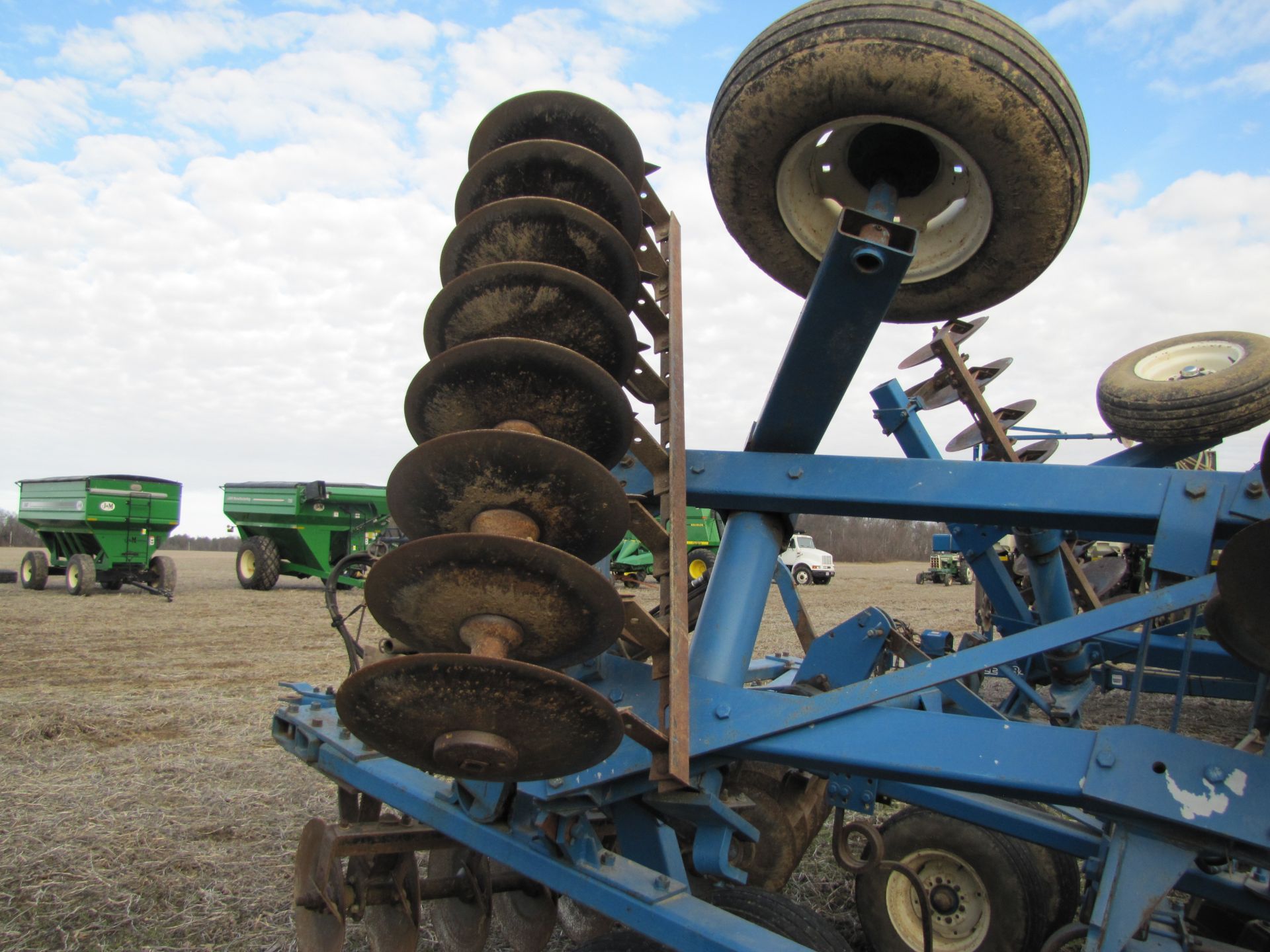 21’ Ford 242 disc, hyd fold, rock flex, 9” spacing w/ single bar harrow, same as White 271 - Image 23 of 30