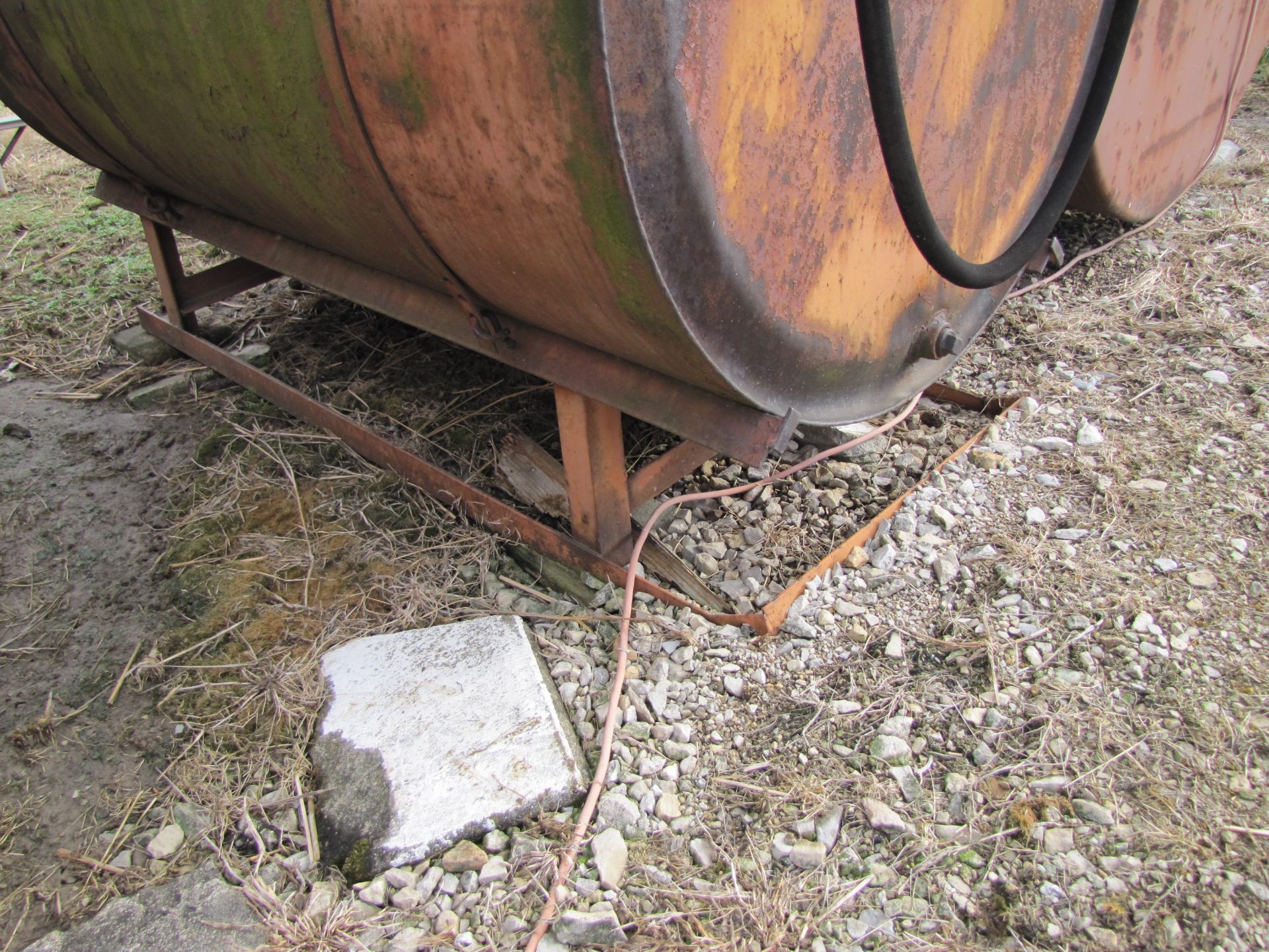 250 gallon fuel tank w/ hand pump - Image 4 of 8