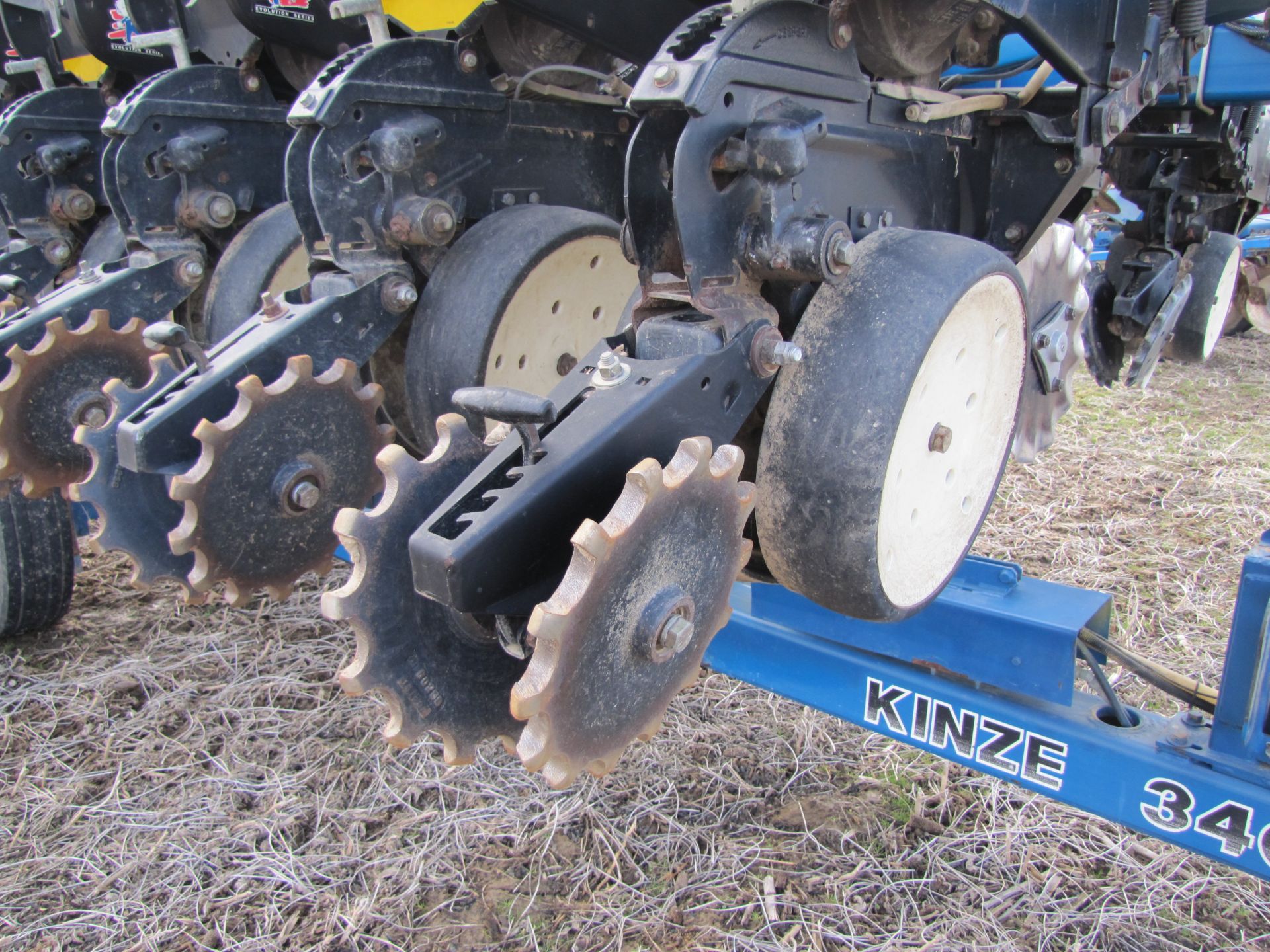 Kinze 3400 23-row planter - Image 13 of 38