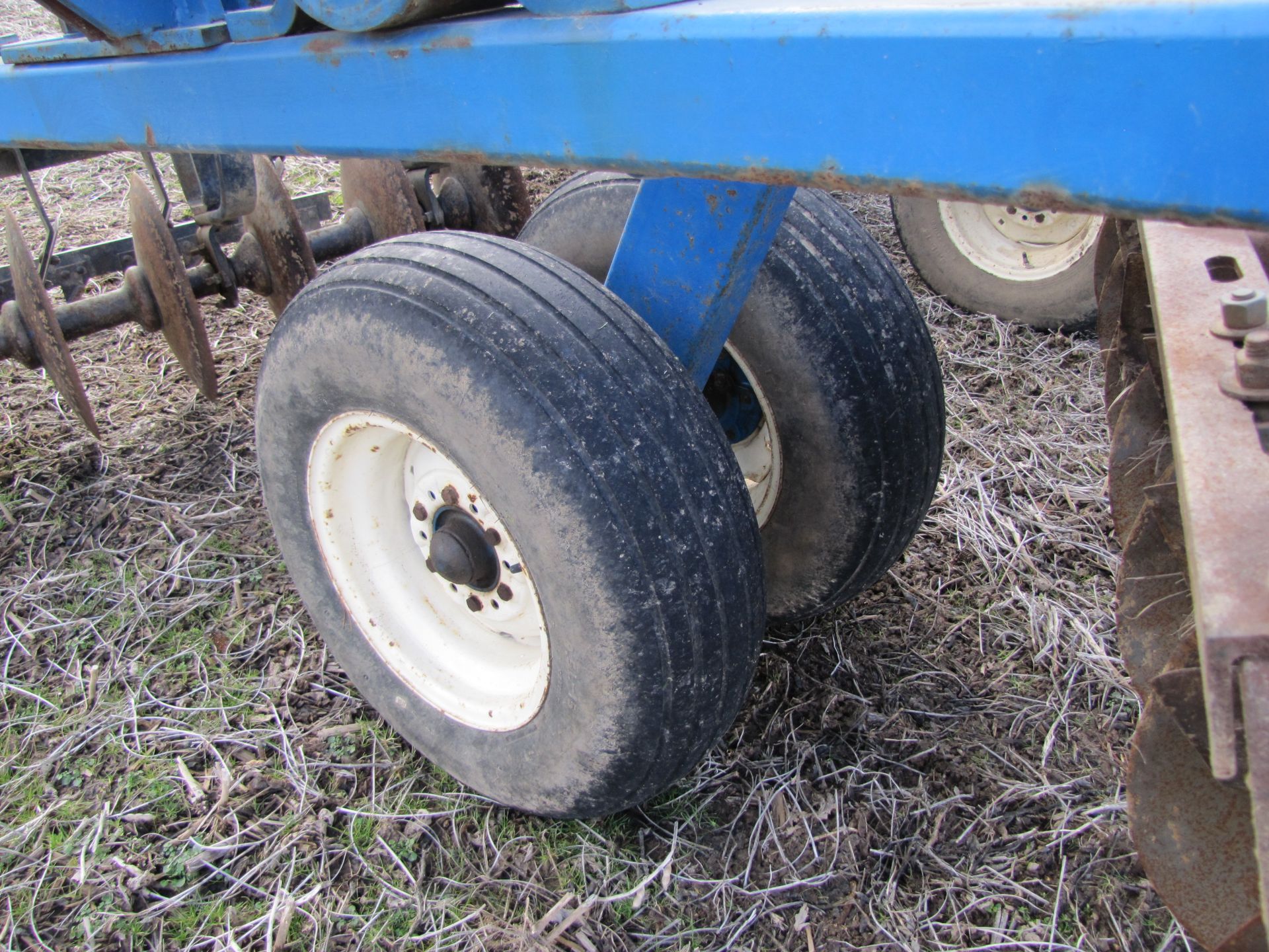 21’ Ford 242 disc, hyd fold, rock flex, 9” spacing w/ single bar harrow, same as White 271 - Image 11 of 30