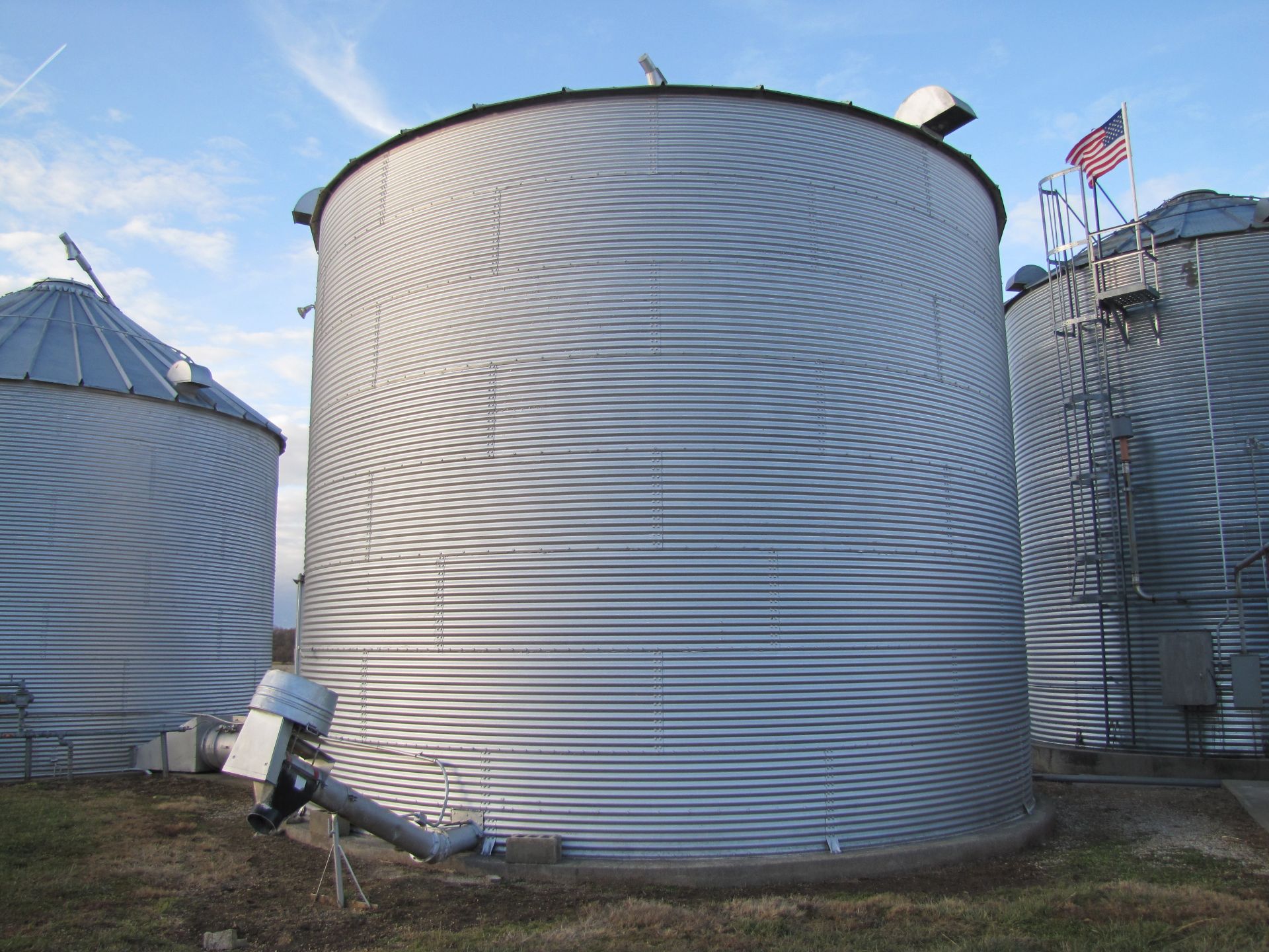 27’ x 8-ring grain bin - Image 2 of 13