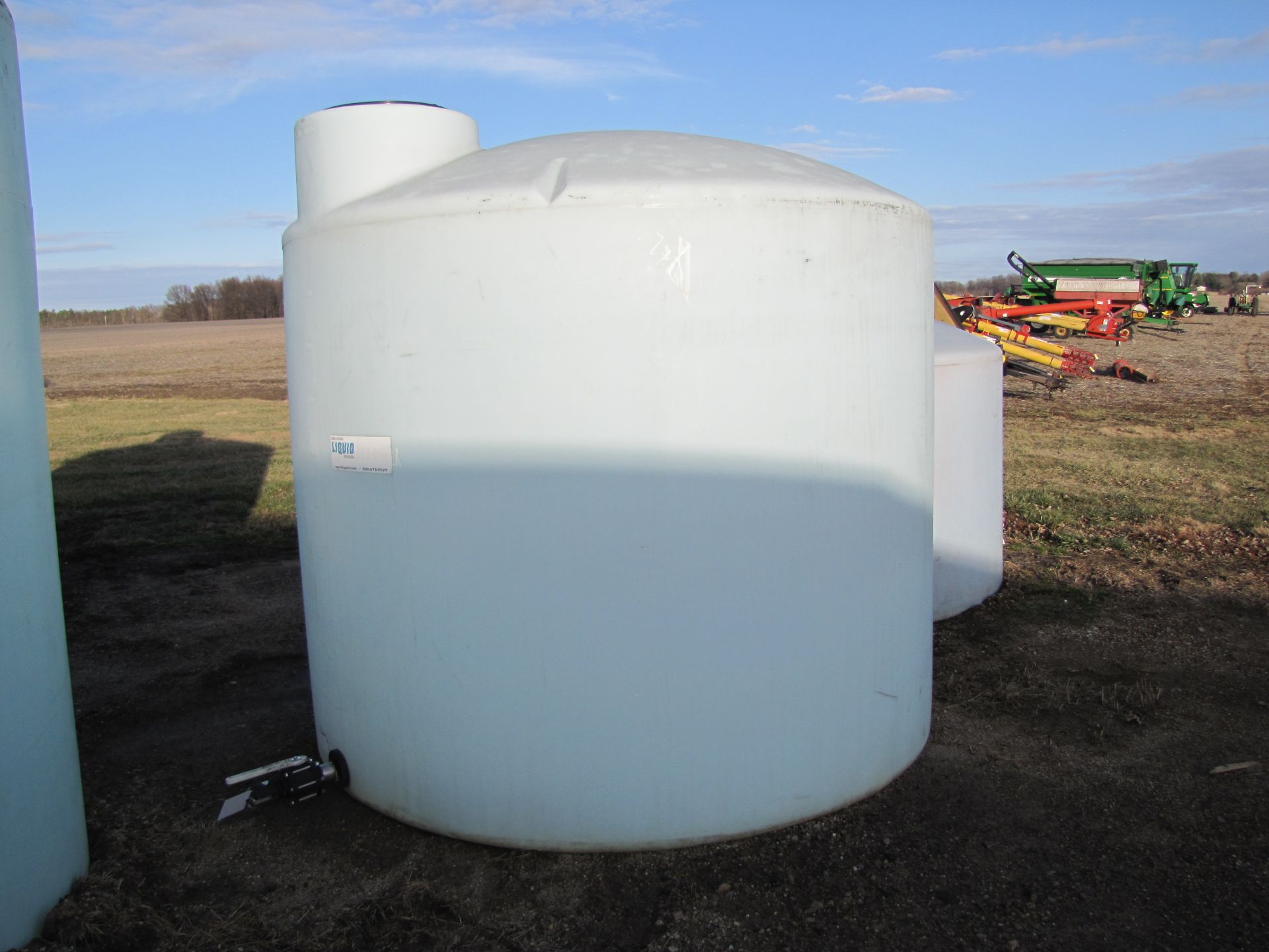 2500 gal flat btm poly tank, 2” valve