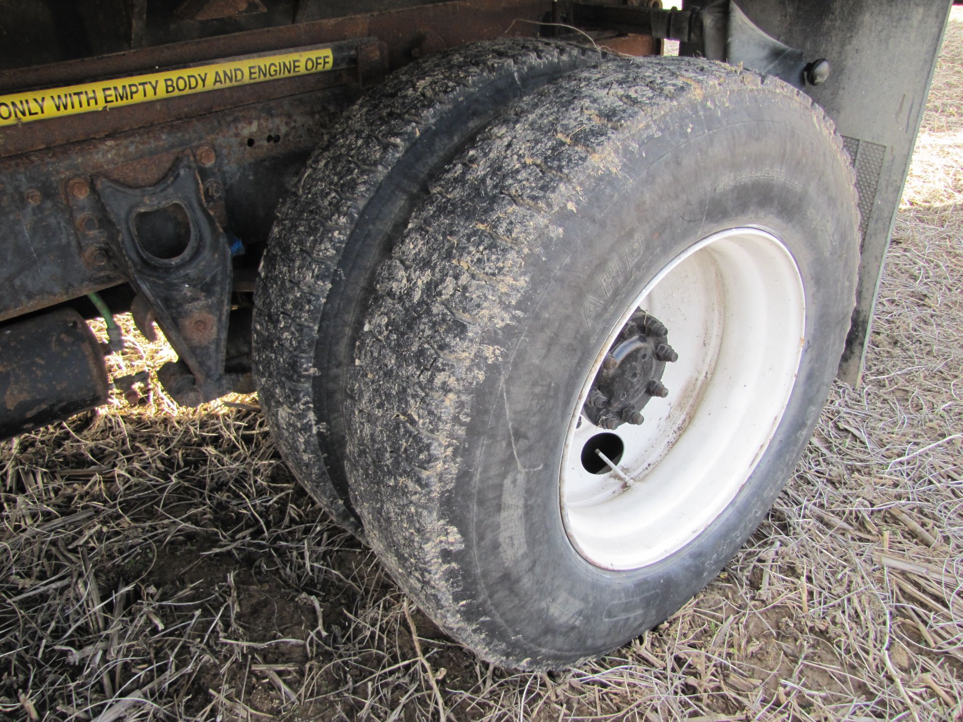 1998 International 8100 dump truck - Image 17 of 50