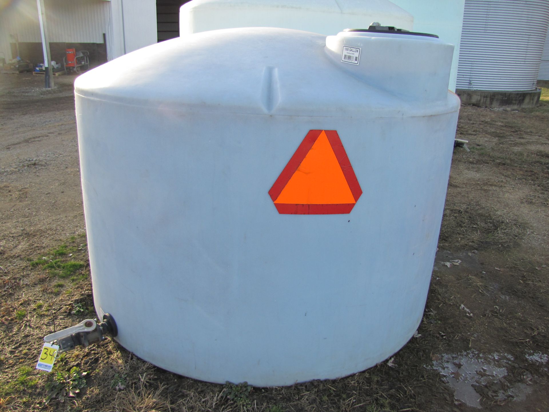 1550 gal flat btm poly tank, 2” valve - Image 2 of 3