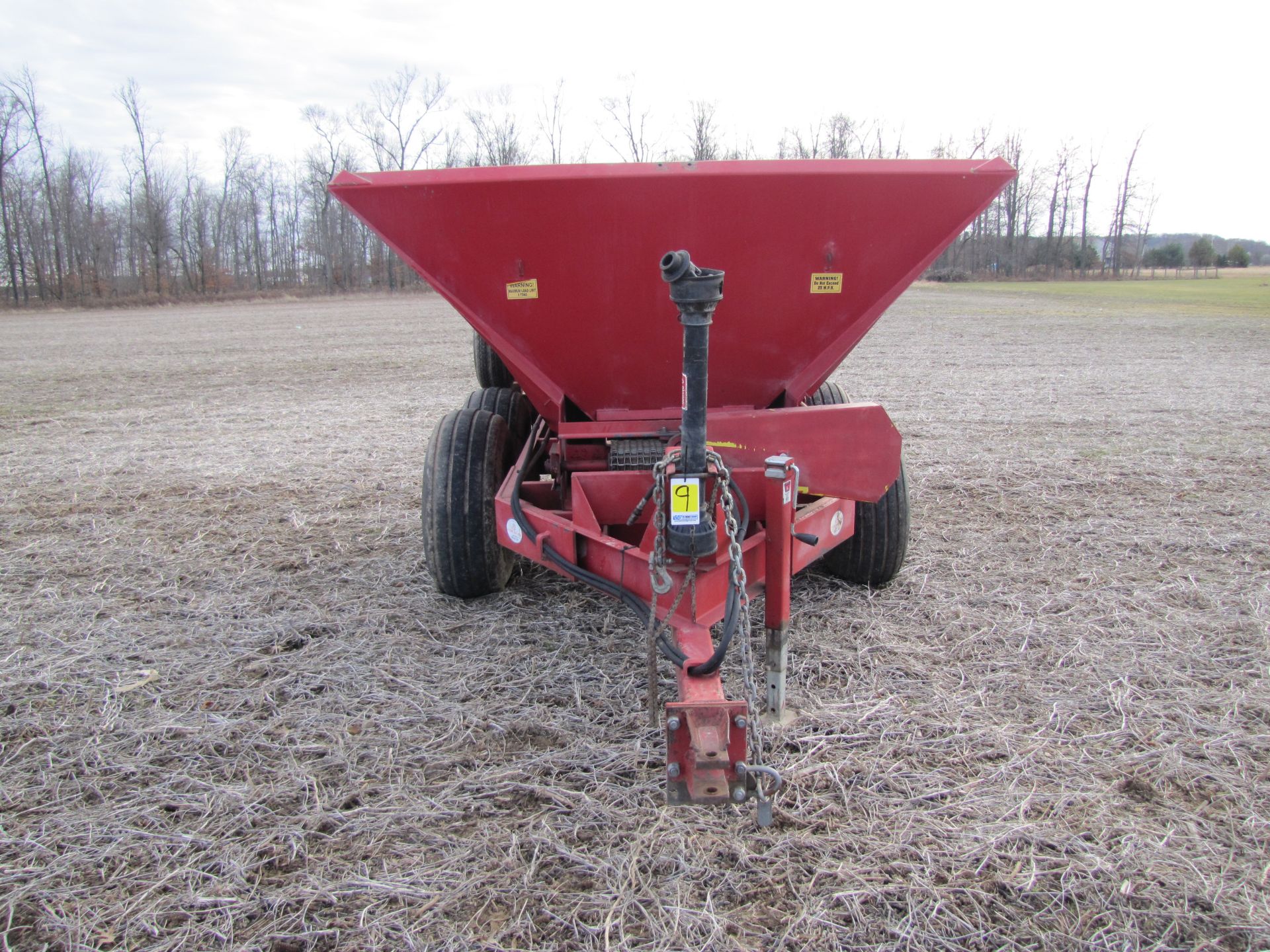 Chandler 6 T lime & fertilizer pull-type spreader - Image 8 of 34