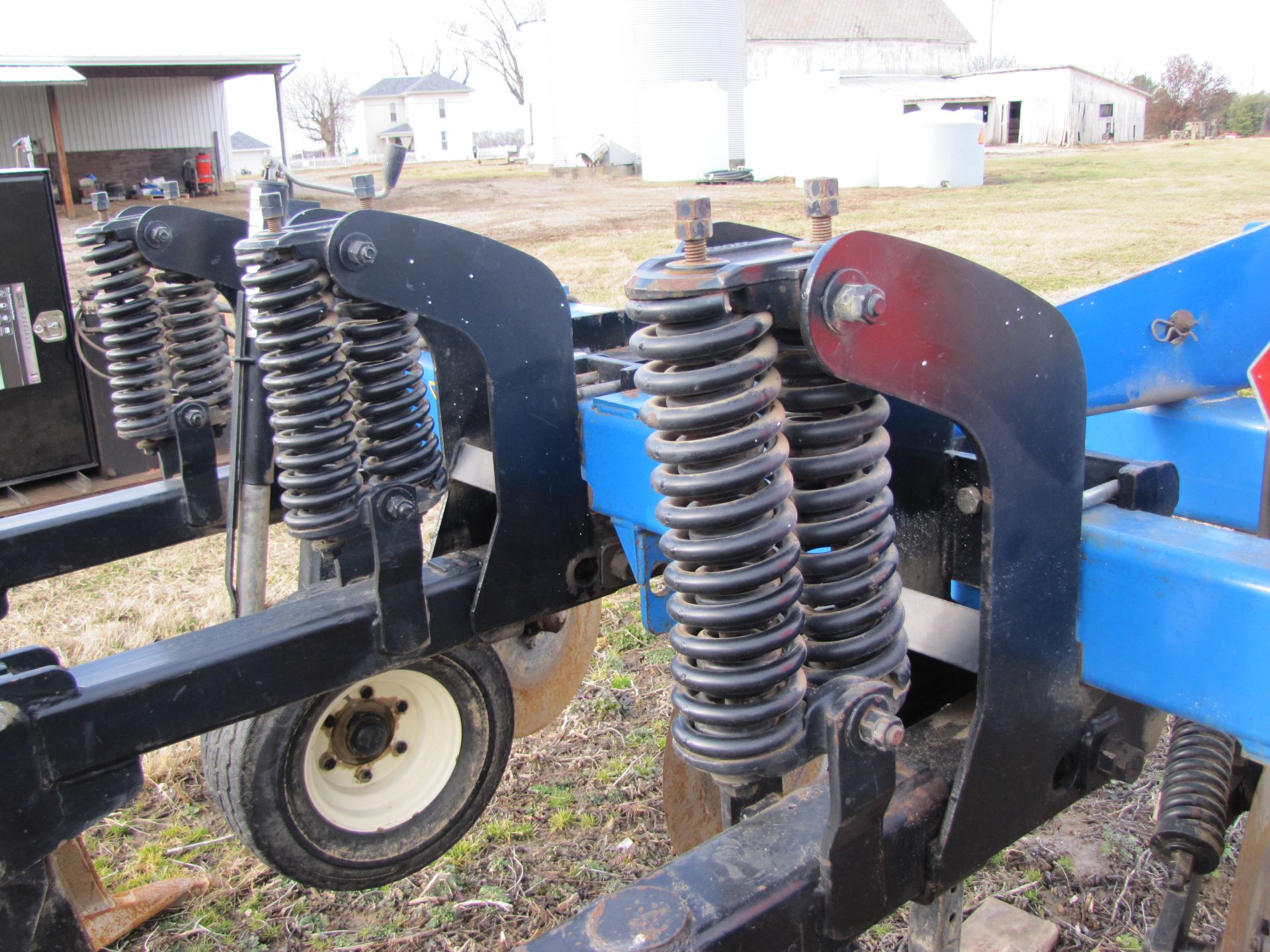 DMI 2500 5-shank in-line ripper, 3 pt, spring loaded no till shanks - Image 15 of 15