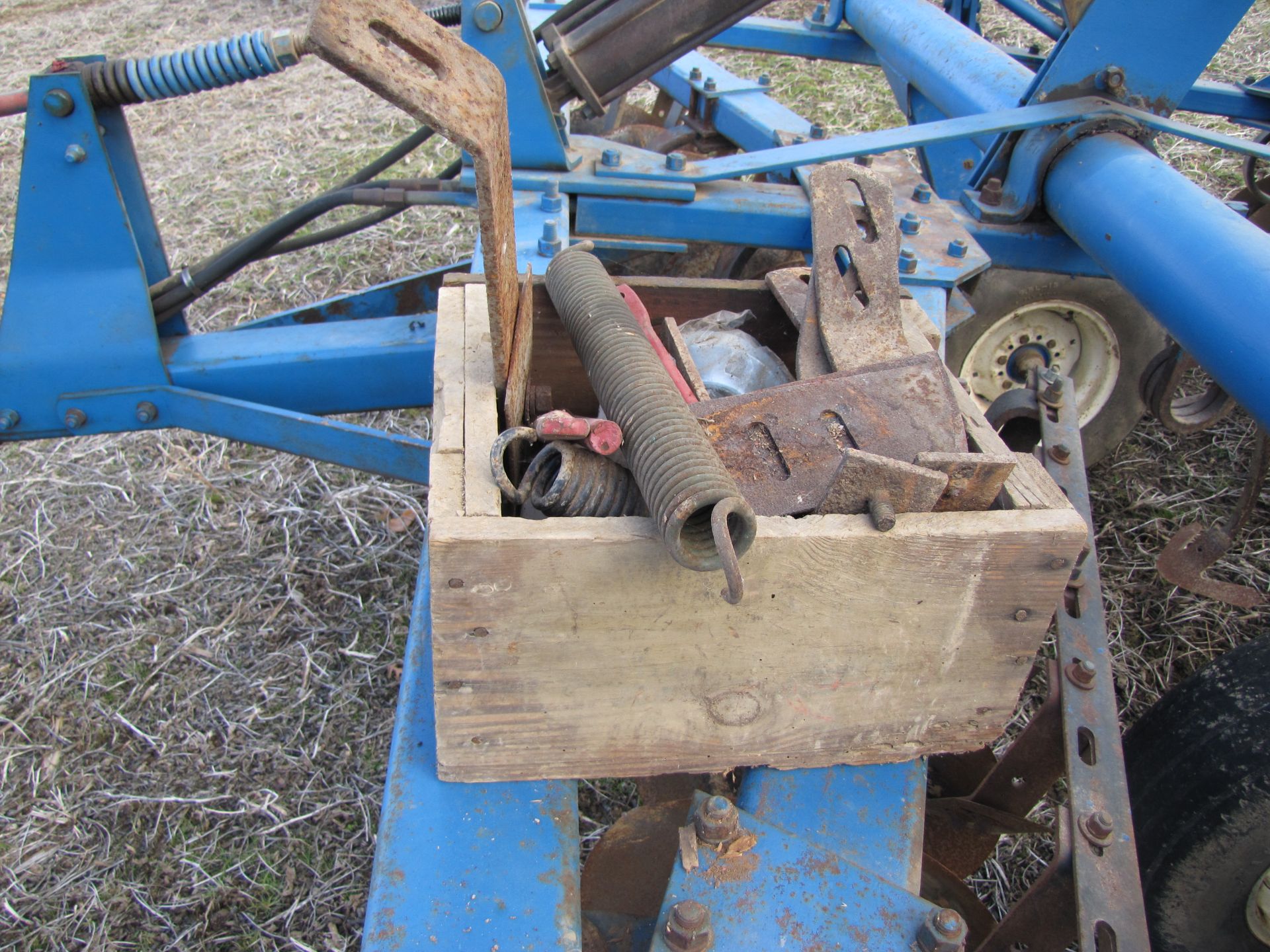 21’ Ford 242 disc, hyd fold, rock flex, 9” spacing w/ single bar harrow, same as White 271 - Image 29 of 30