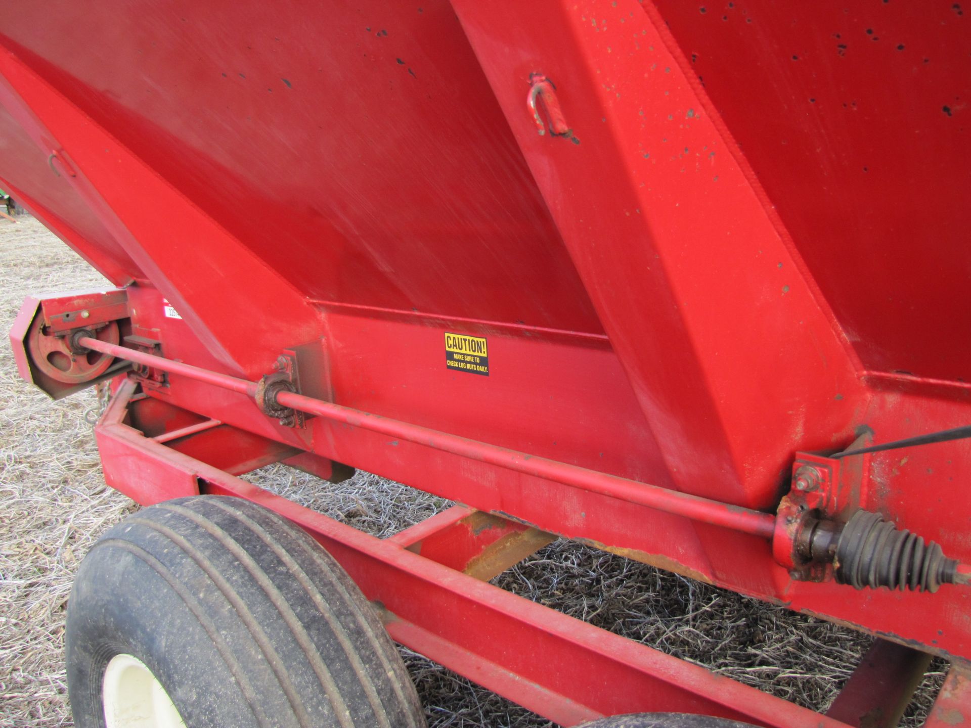 Chandler 6 T lime & fertilizer pull-type spreader - Image 28 of 34