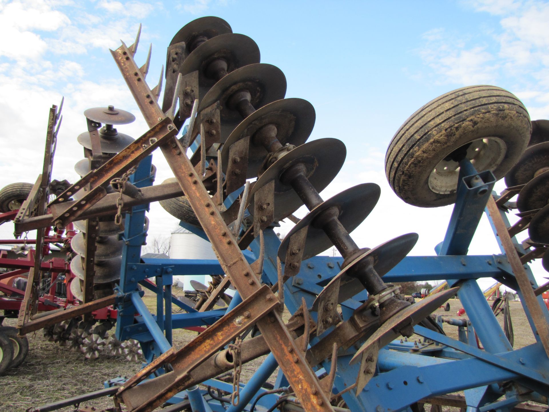 21’ Ford 242 disc, hyd fold, rock flex, 9” spacing w/ single bar harrow, same as White 271 - Image 14 of 30