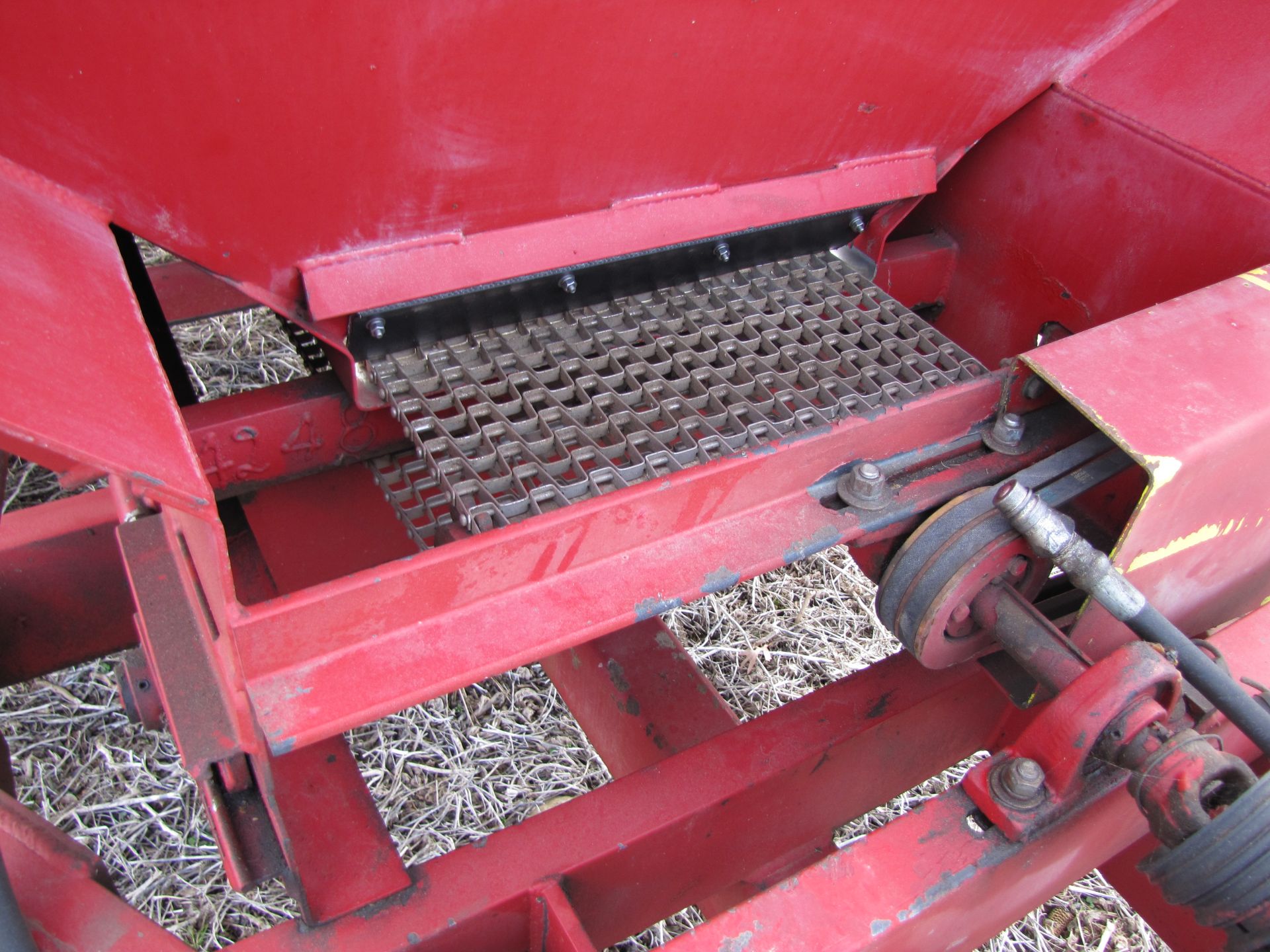 Chandler 6 T lime & fertilizer pull-type spreader - Image 12 of 34