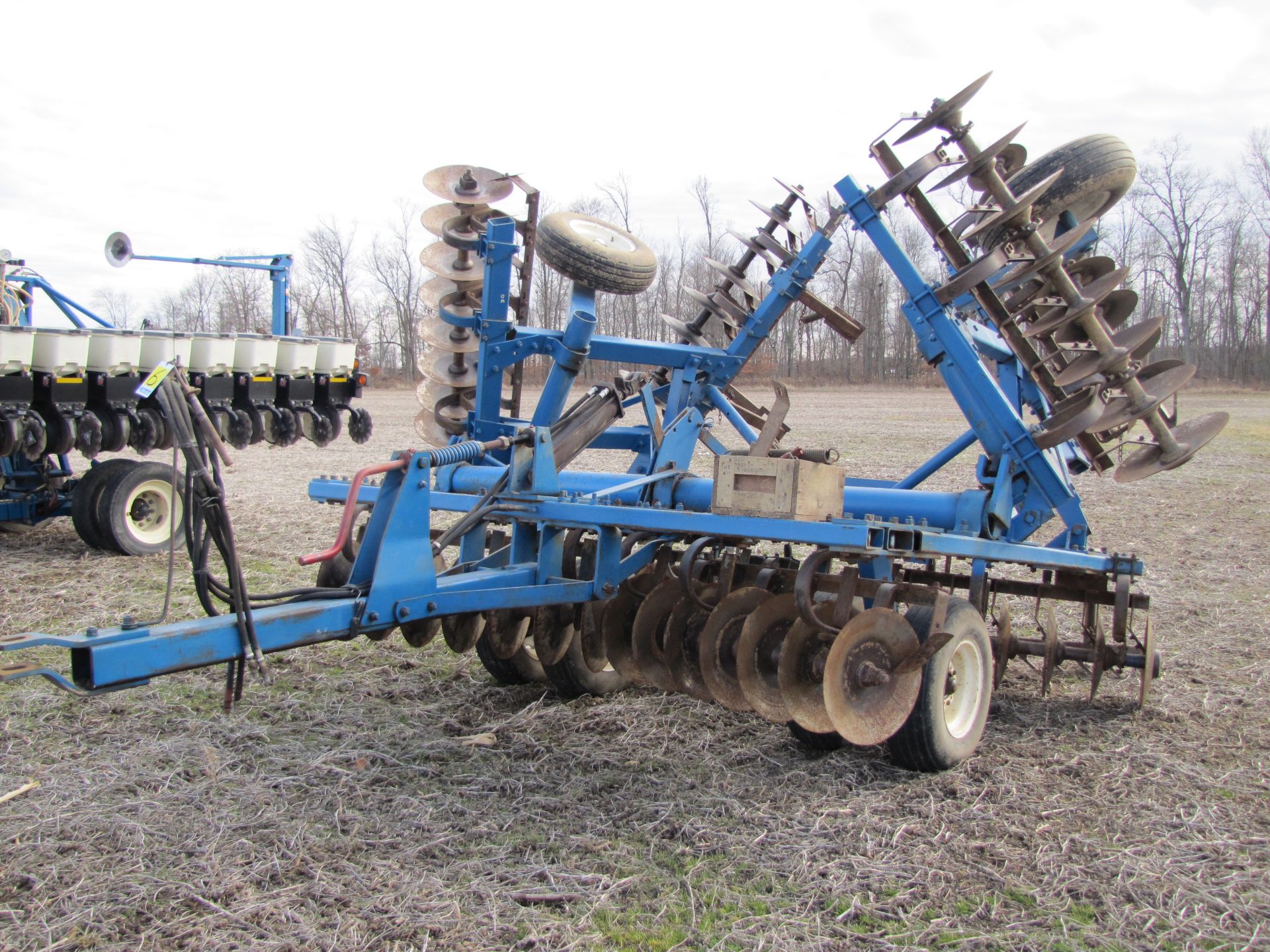 21’ Ford 242 disc, hyd fold, rock flex, 9” spacing w/ single bar harrow, same as White 271