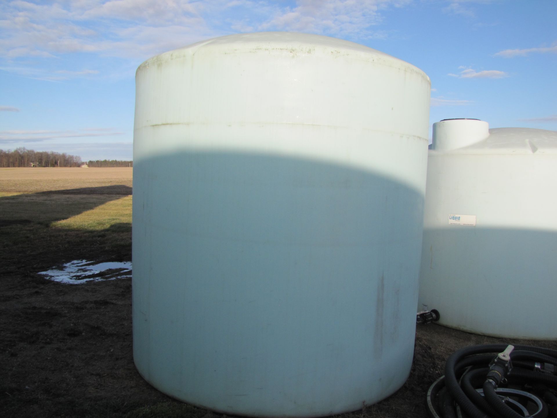 3000 gal flat btm poly tank, 2” valve - Image 2 of 2