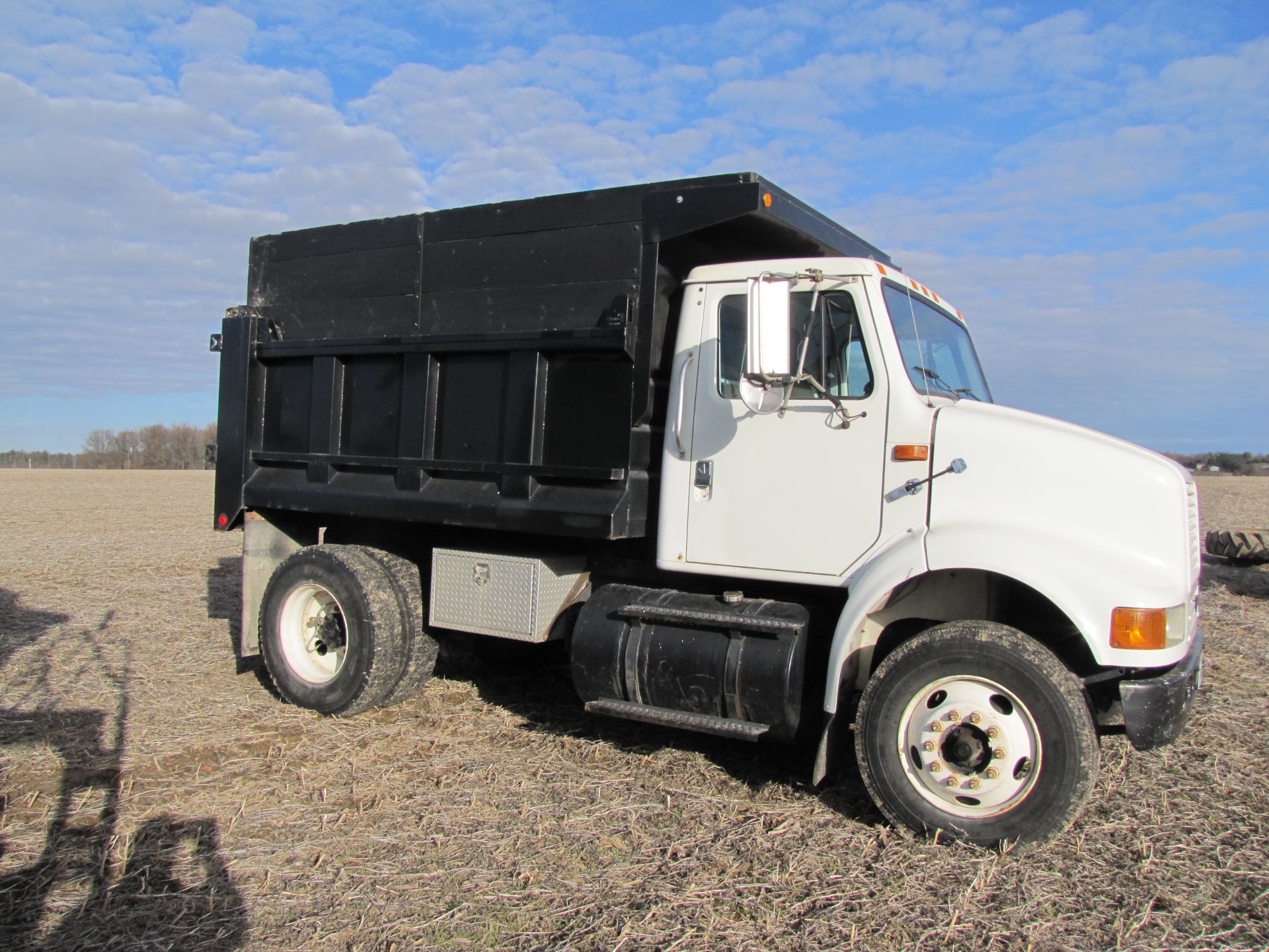 1998 International 8100 dump truck - Image 6 of 50