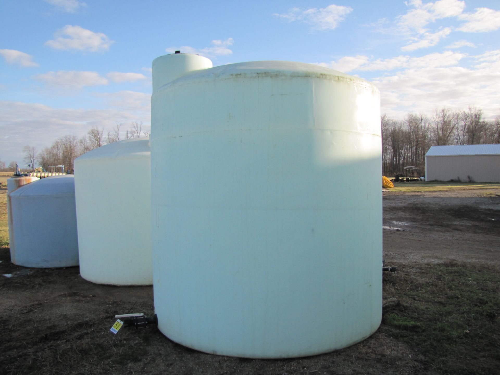 3000 gal flat btm poly tank, 2” valve