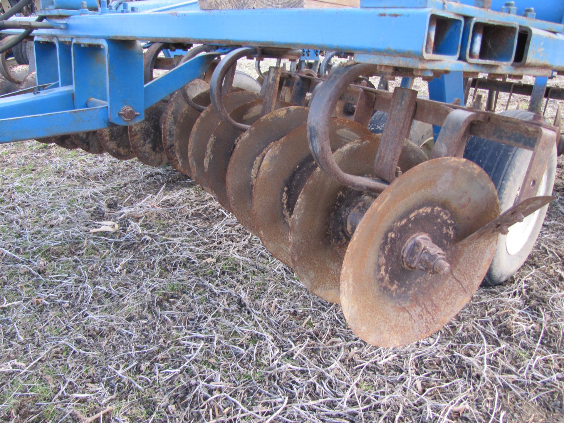 21’ Ford 242 disc, hyd fold, rock flex, 9” spacing w/ single bar harrow, same as White 271 - Image 27 of 30