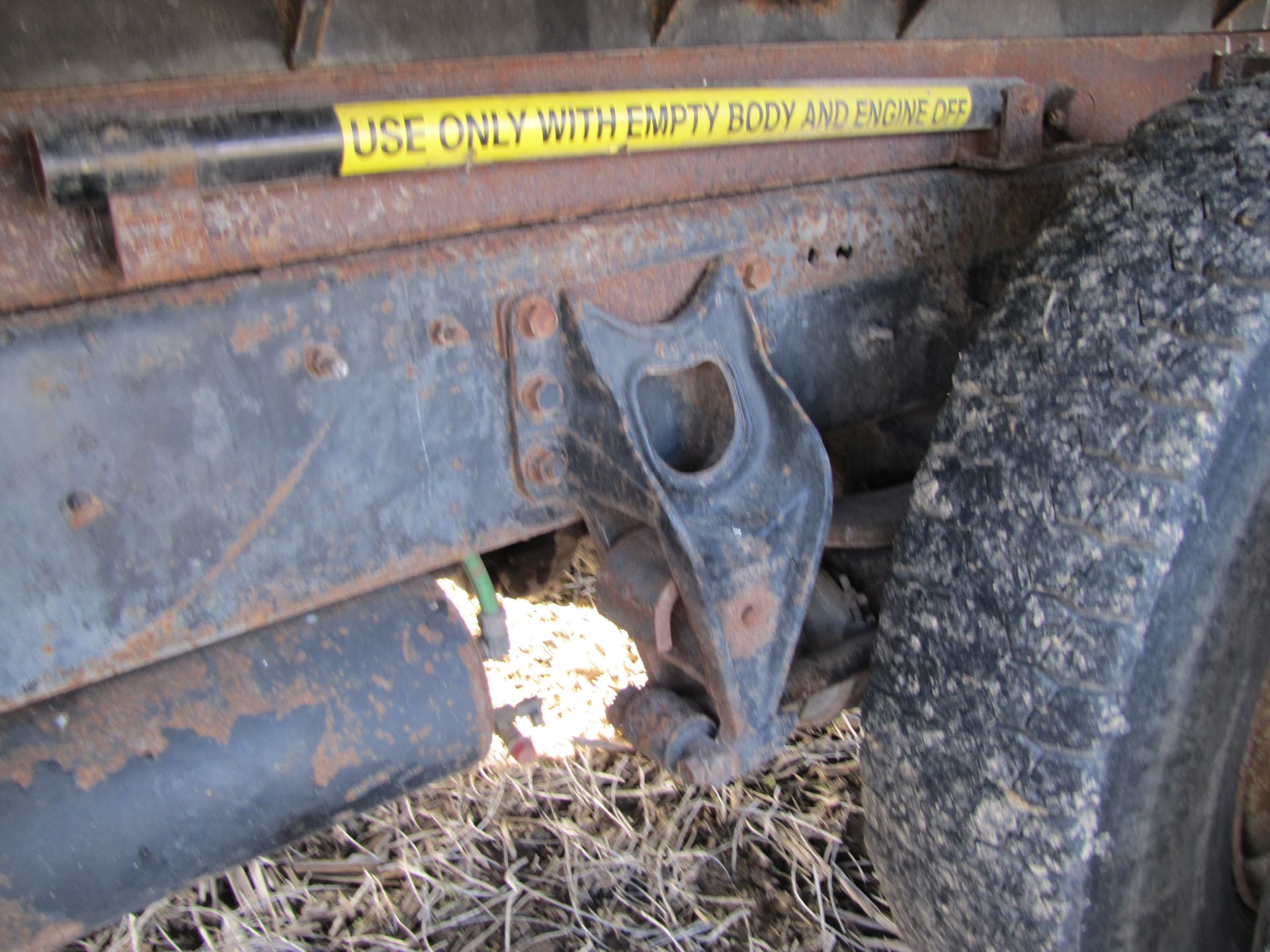 1998 International 8100 dump truck - Image 18 of 50