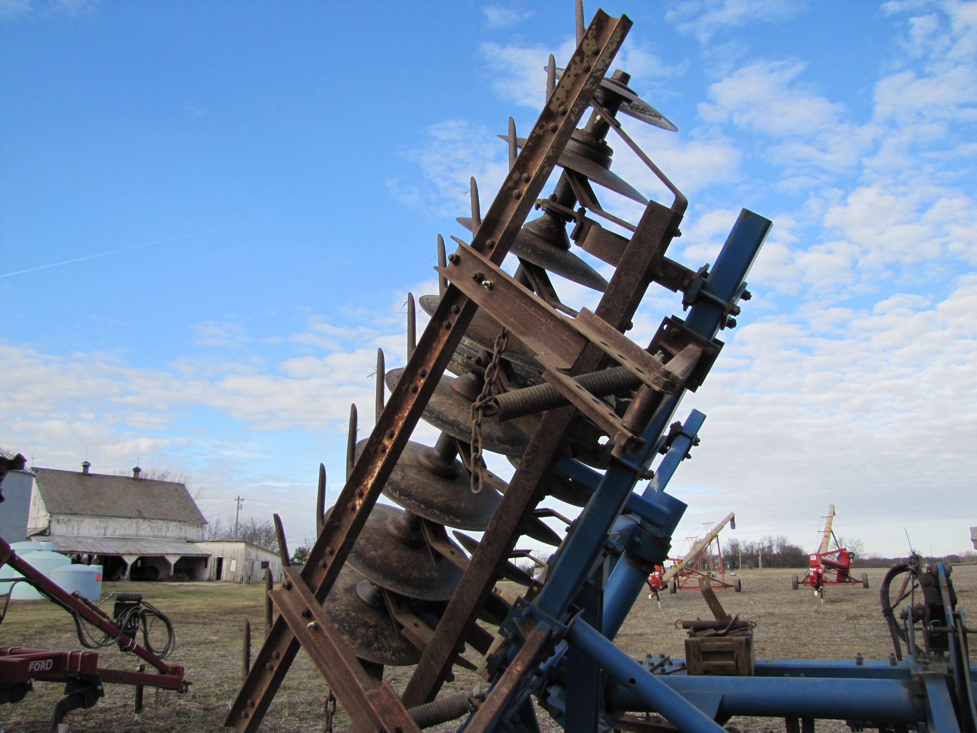 21’ Ford 242 disc, hyd fold, rock flex, 9” spacing w/ single bar harrow, same as White 271 - Image 17 of 30