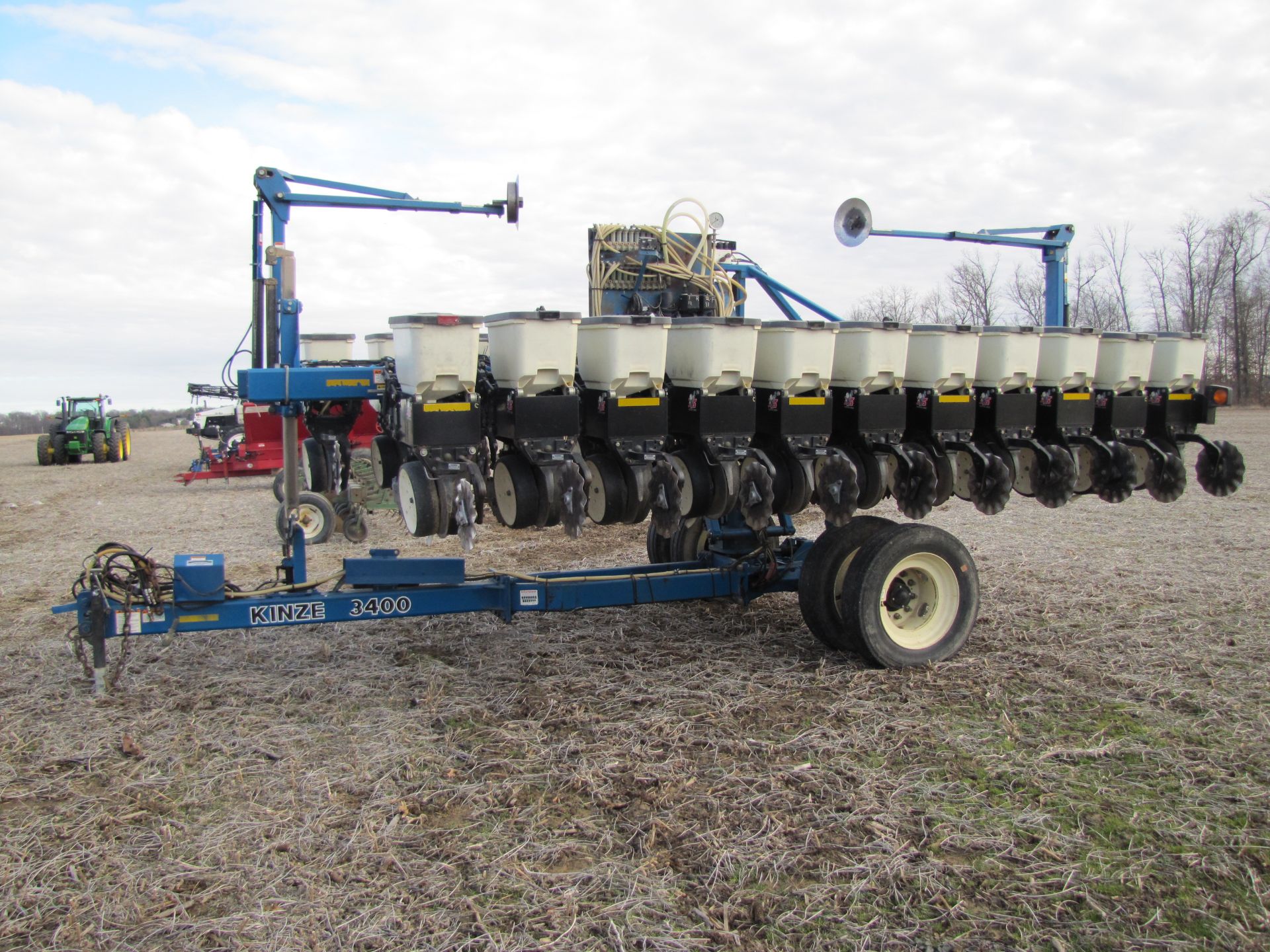 Kinze 3400 23-row planter - Image 2 of 38