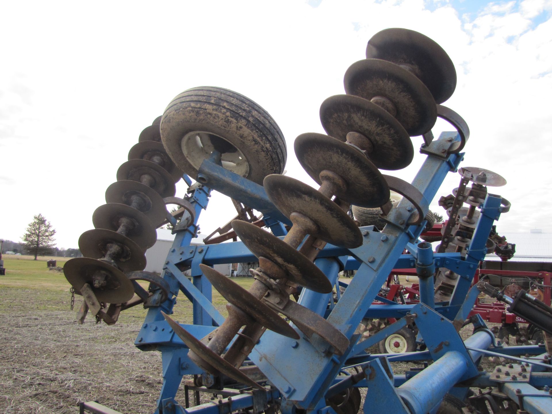 21’ Ford 242 disc, hyd fold, rock flex, 9” spacing w/ single bar harrow, same as White 271 - Image 12 of 30