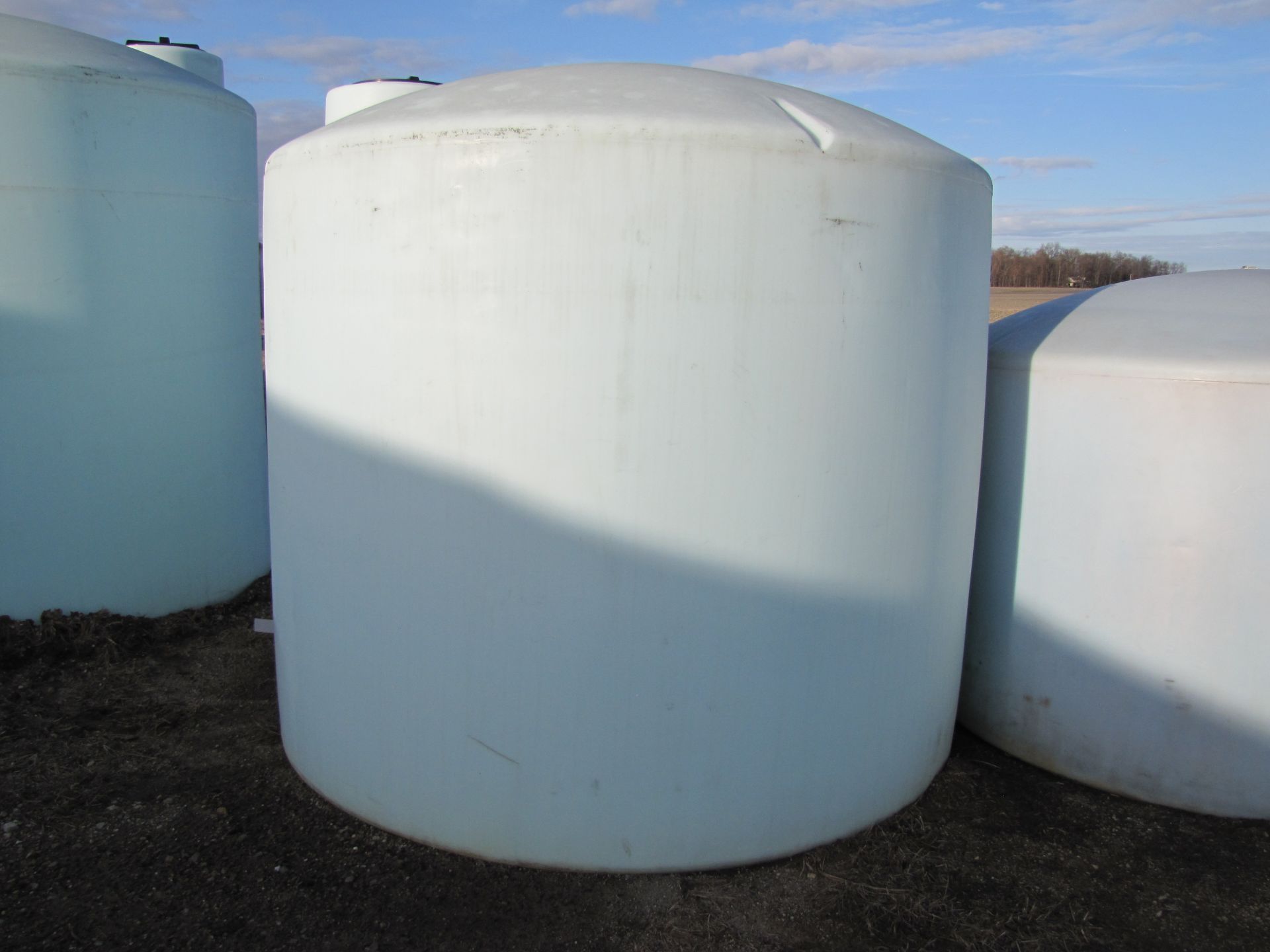 2500 gal flat btm poly tank, 2” valve - Image 2 of 5