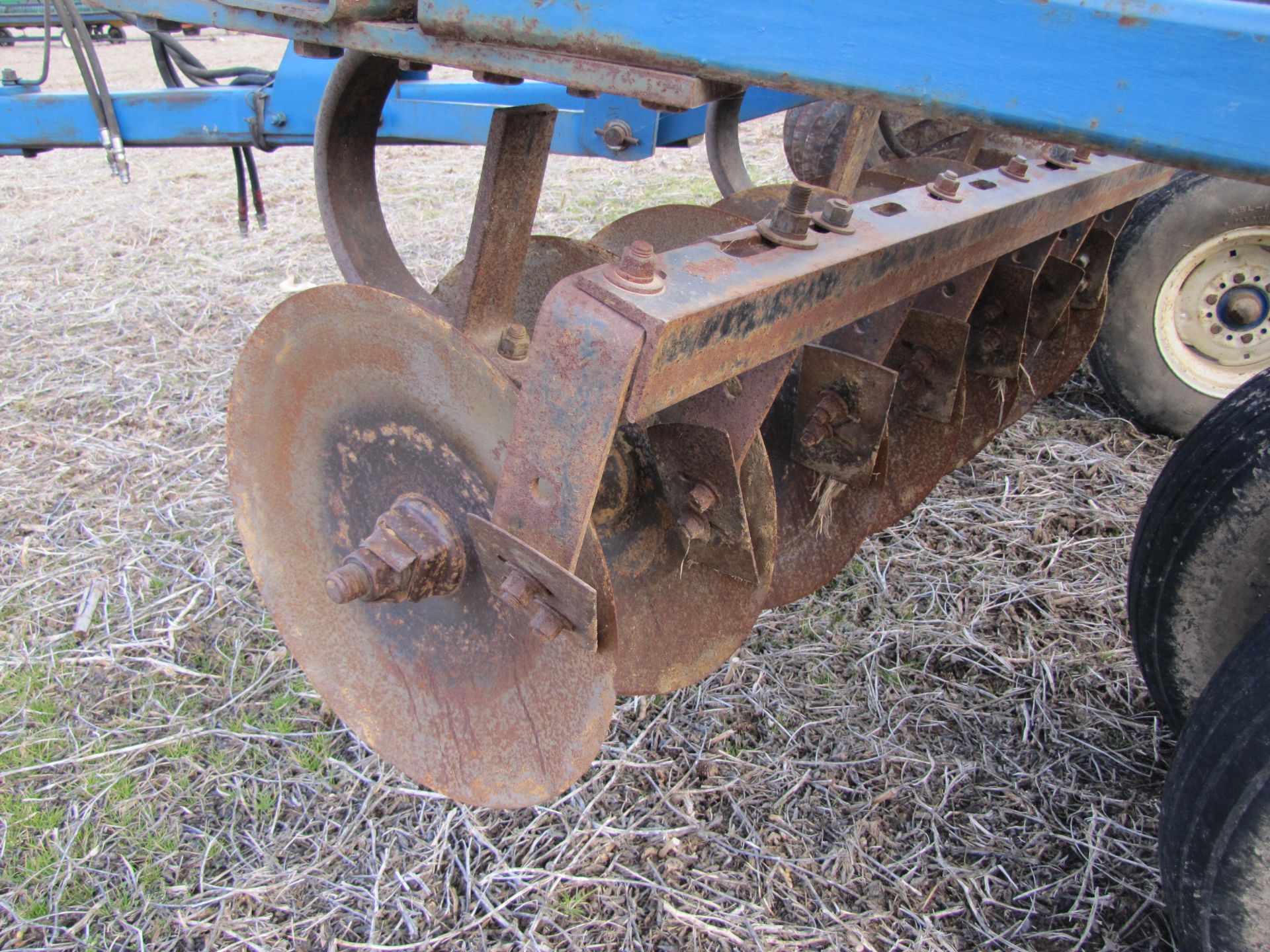 21’ Ford 242 disc, hyd fold, rock flex, 9” spacing w/ single bar harrow, same as White 271 - Image 25 of 30