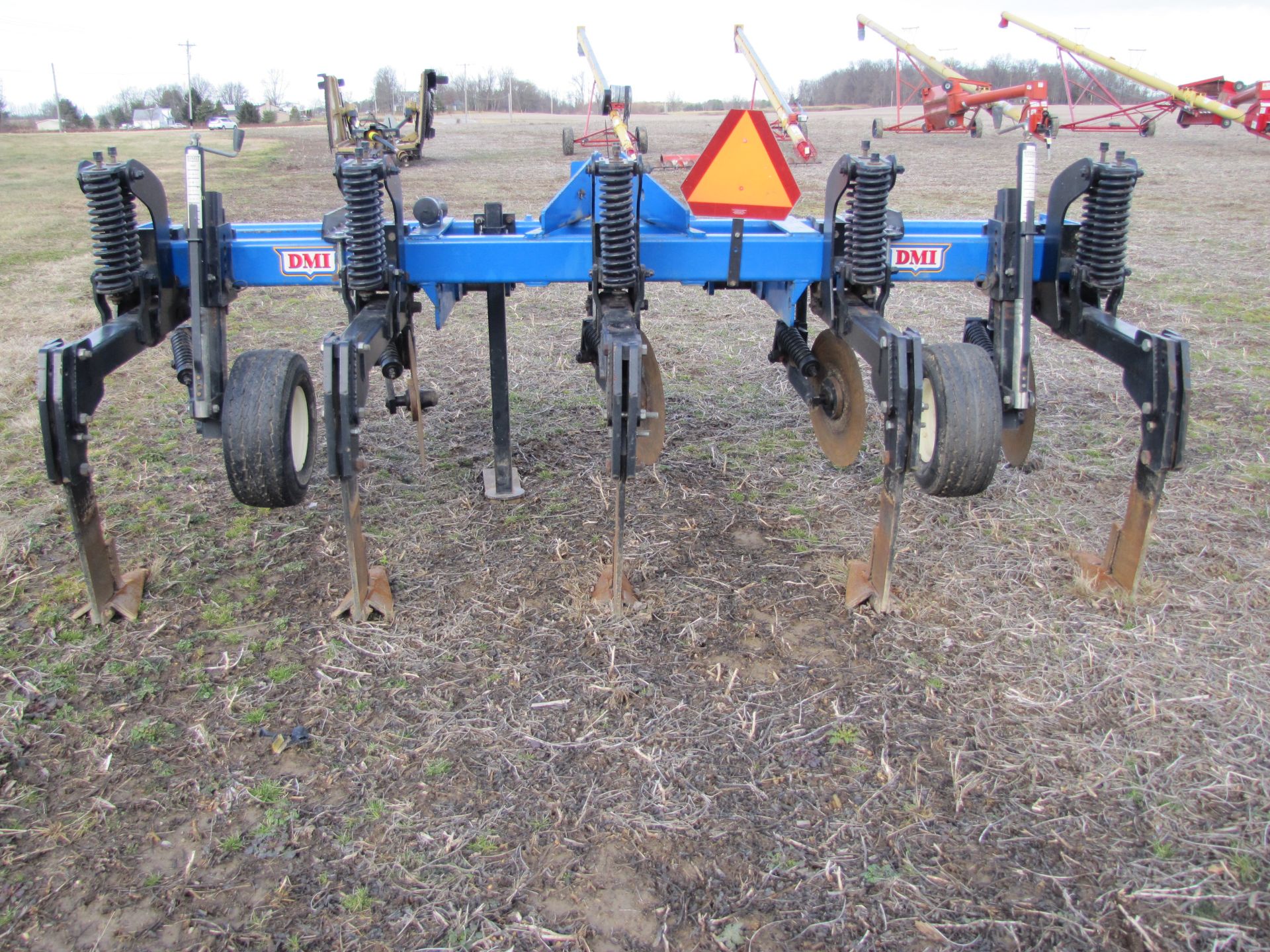 DMI 2500 5-shank in-line ripper, 3 pt, spring loaded no till shanks - Image 4 of 15