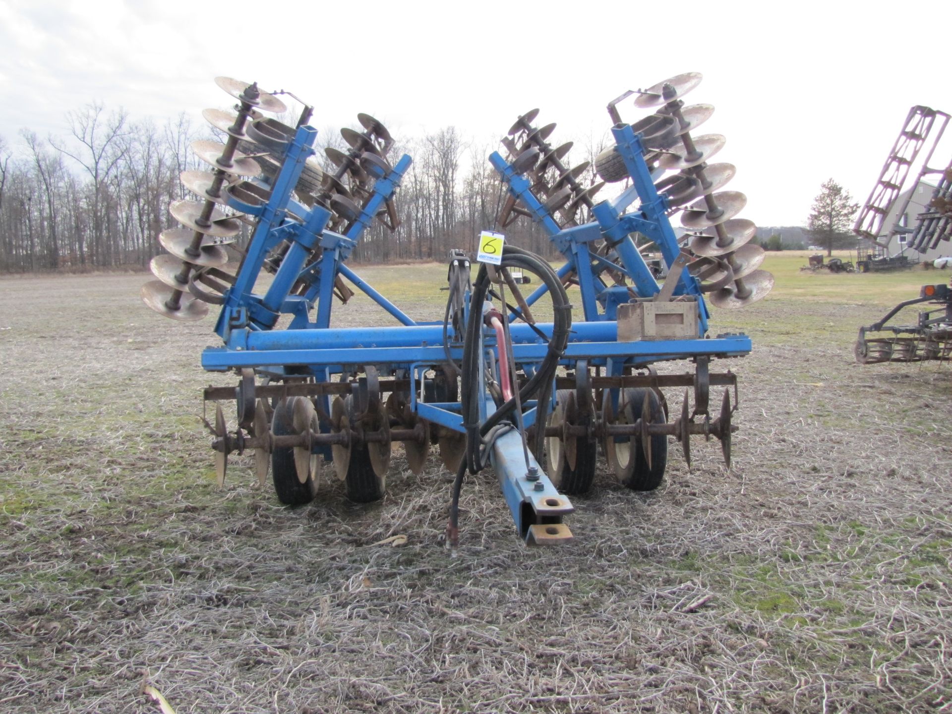 21’ Ford 242 disc, hyd fold, rock flex, 9” spacing w/ single bar harrow, same as White 271 - Image 7 of 30