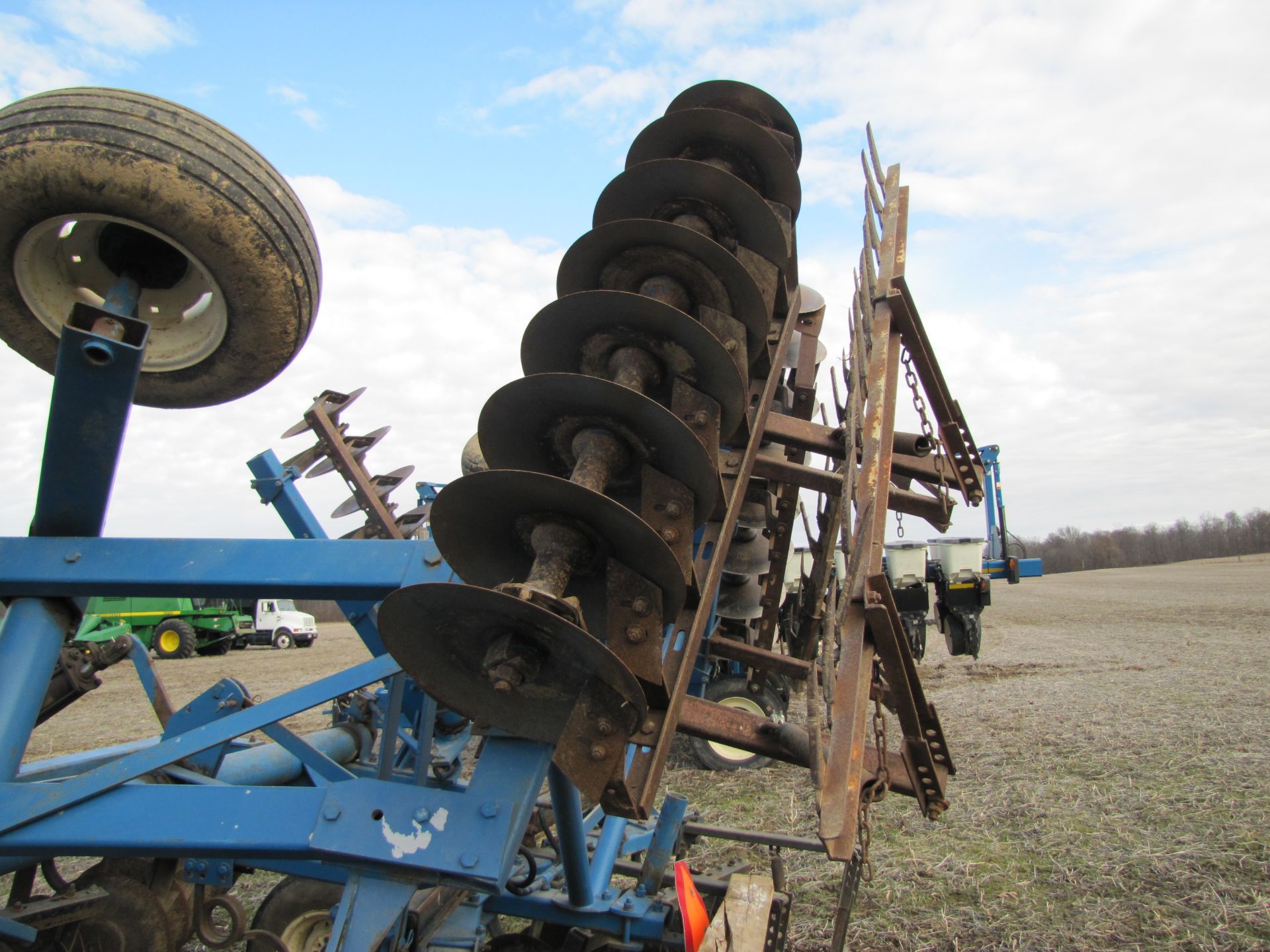 21’ Ford 242 disc, hyd fold, rock flex, 9” spacing w/ single bar harrow, same as White 271 - Image 22 of 30