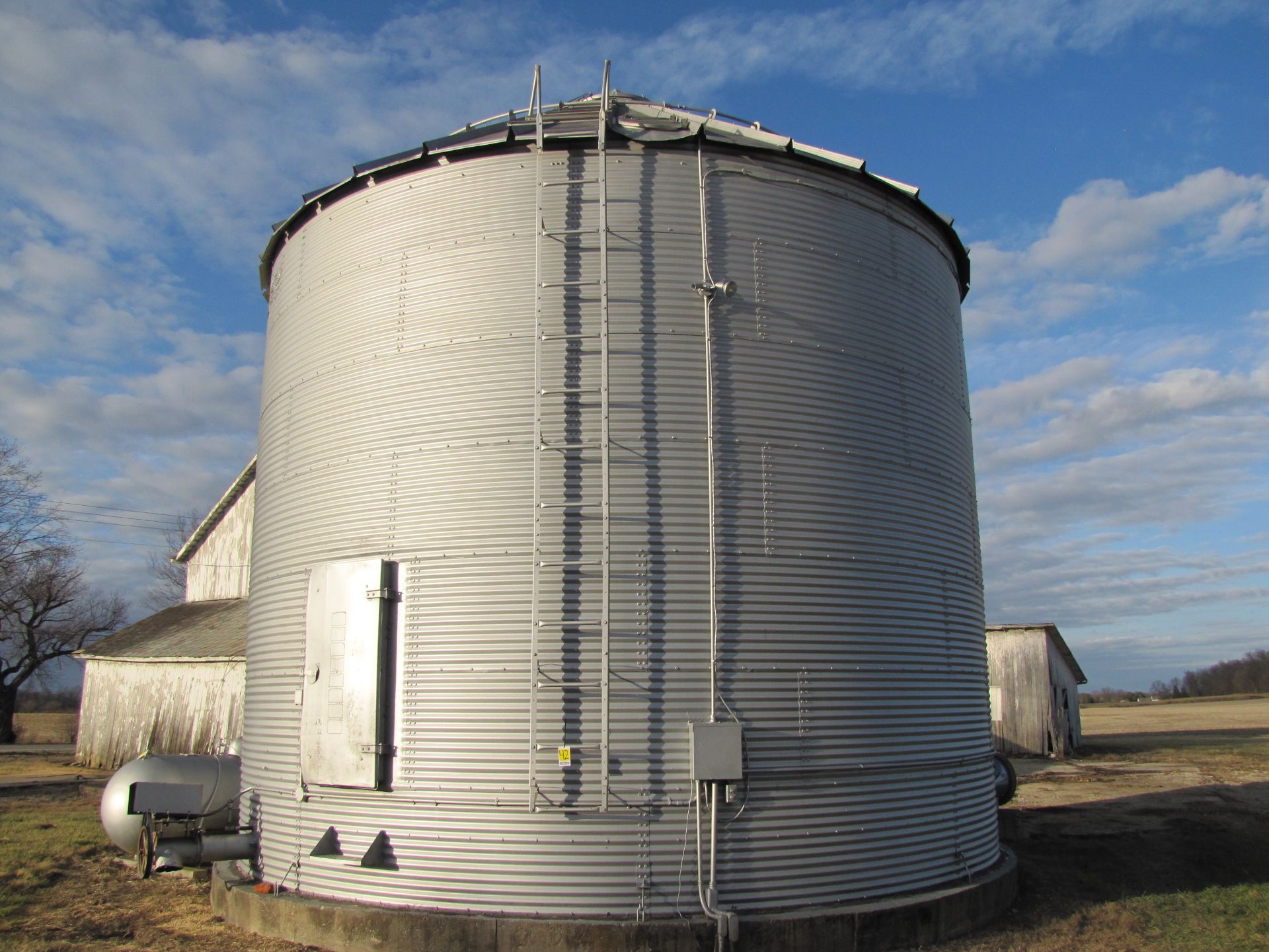 27’ x 7-ring grain bin - Image 2 of 14