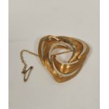 Yellow and white gold brooch of trefoil form with polished and matted loops, 14g.