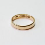 18ct gold band ring, 4g, size P.