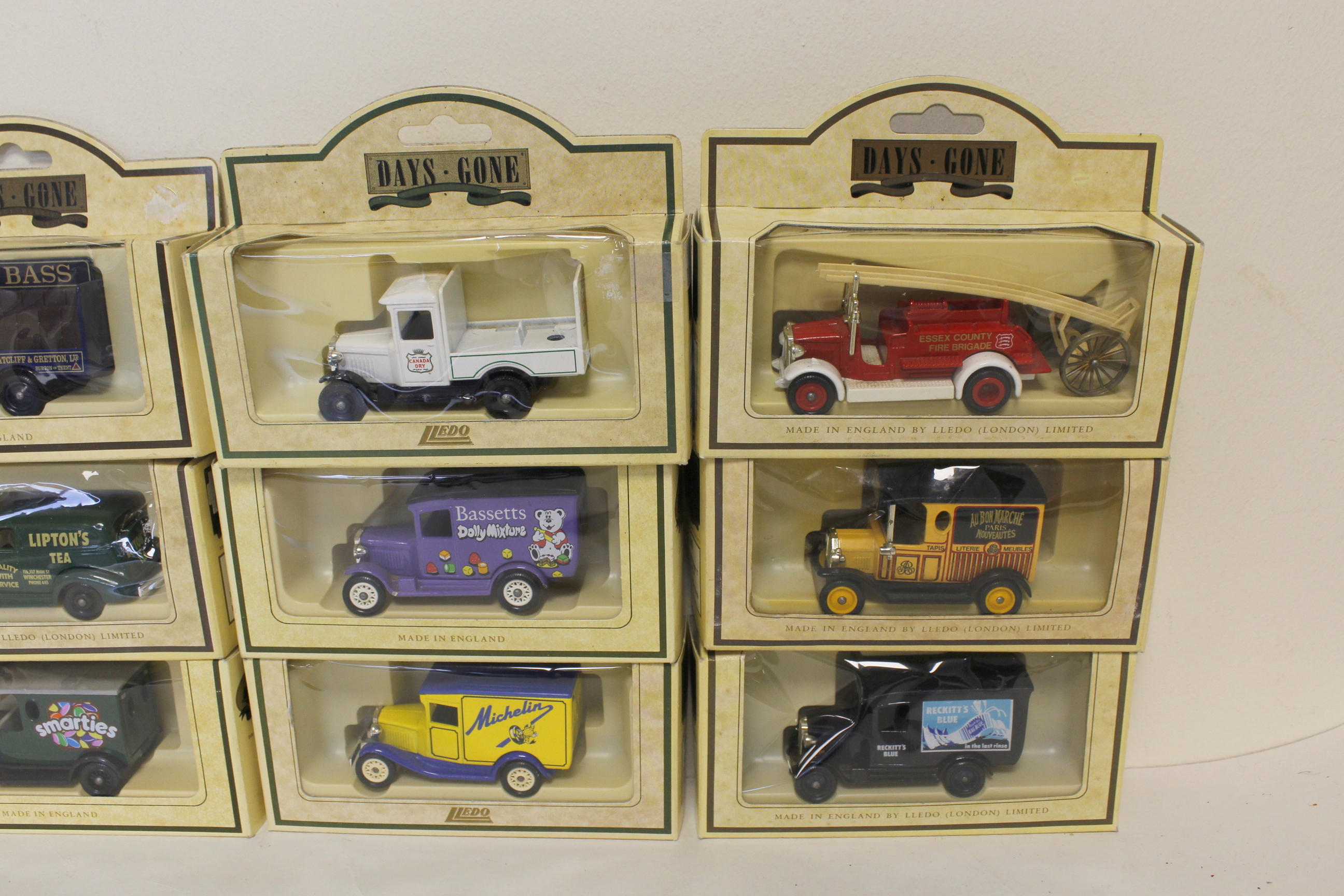 Collection of 32 boxed Lledo Days Gone Vintage Models collector's cars. - Image 6 of 6