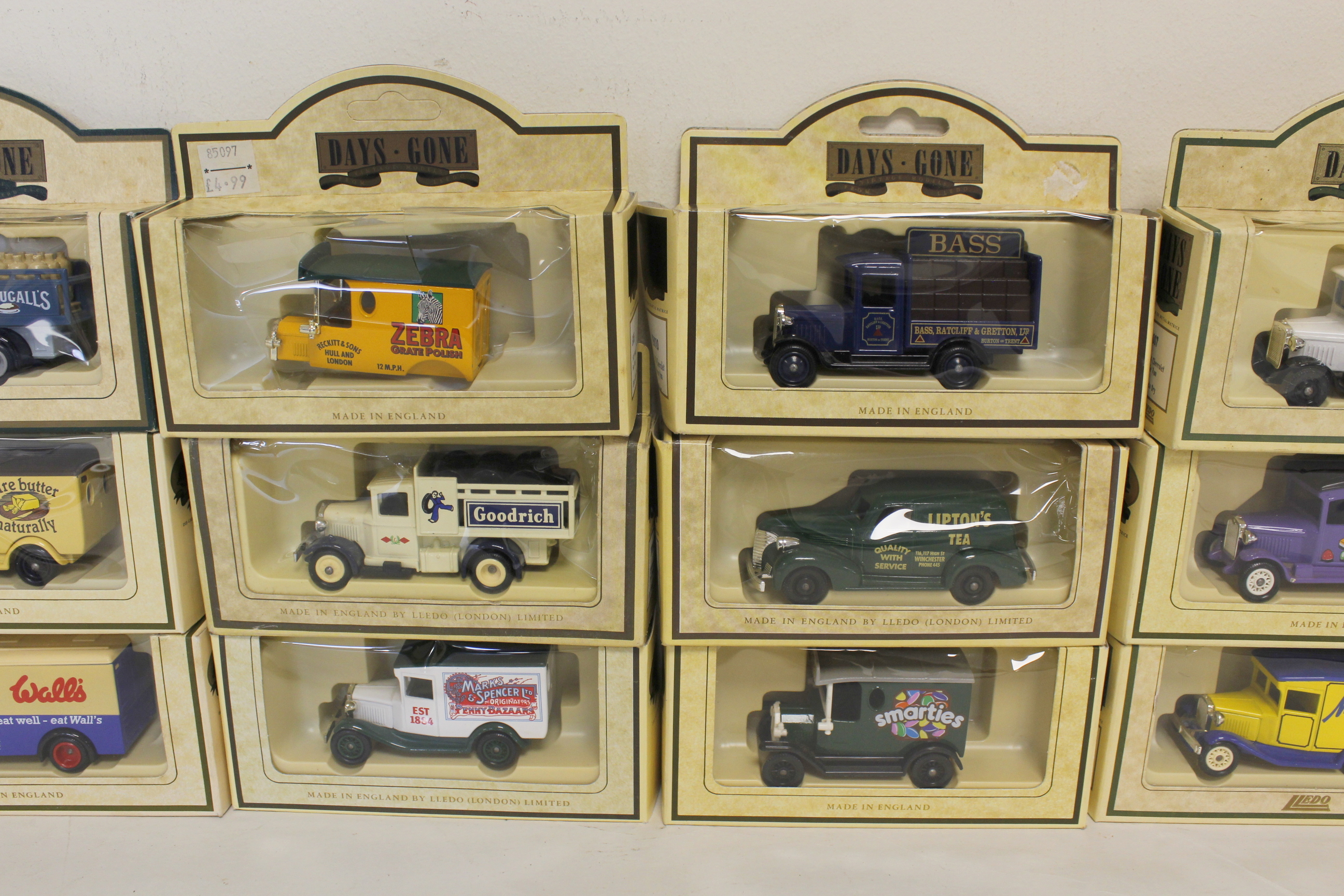 Collection of 32 boxed Lledo Days Gone Vintage Models collector's cars. - Image 5 of 6