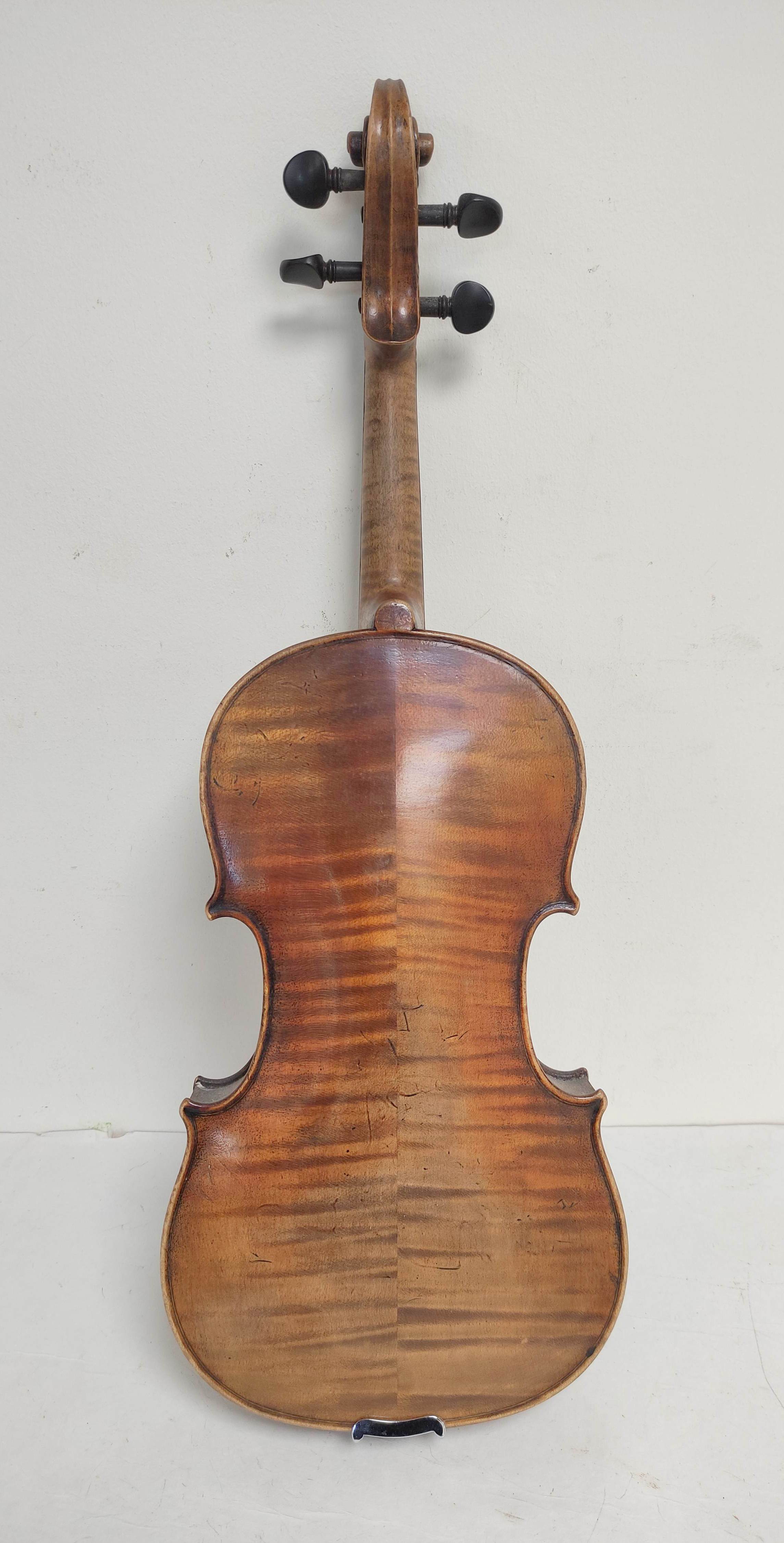 Antique 4/4 size violin with two piece maple back and spruce top. In fitted hard case with two - Image 4 of 11