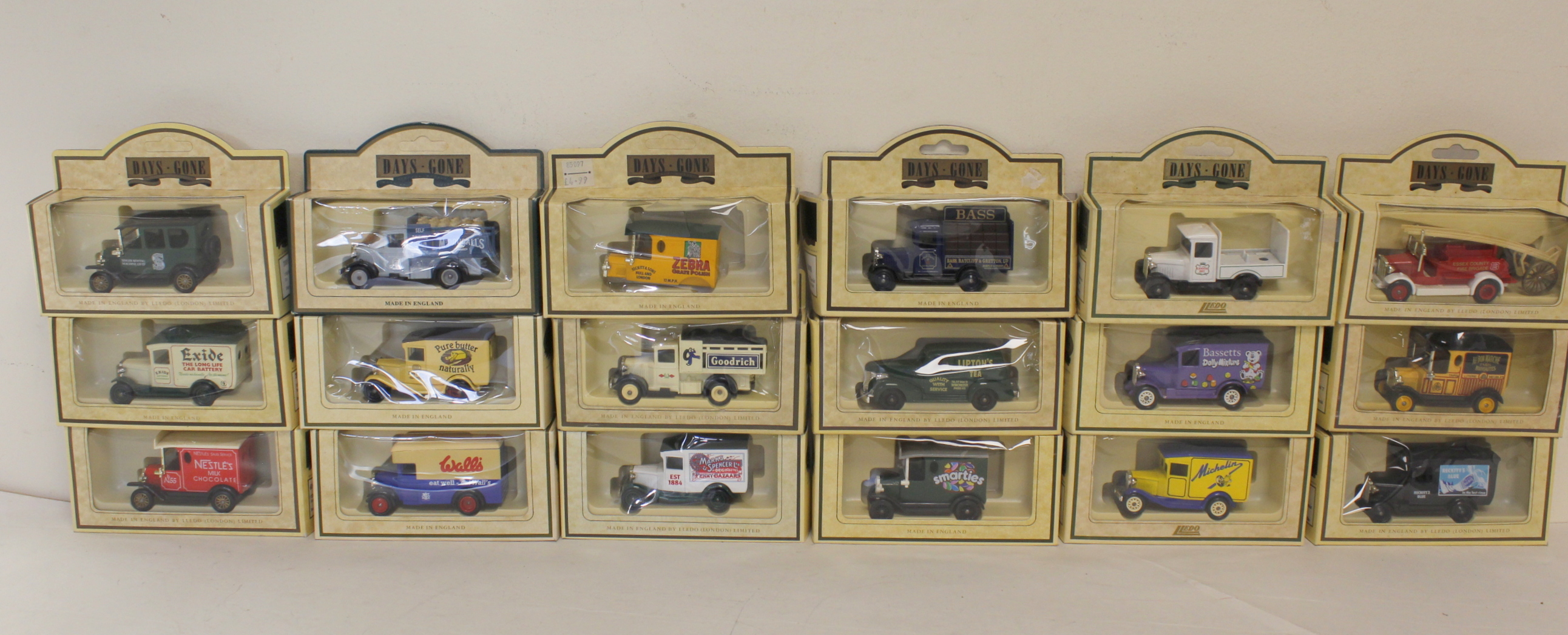 Collection of 32 boxed Lledo Days Gone Vintage Models collector's cars. - Image 3 of 6