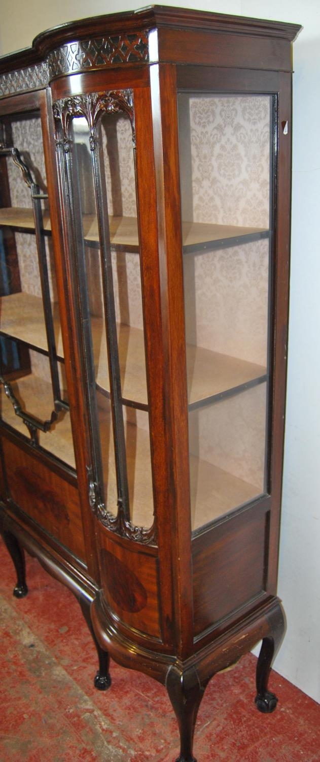 Art Nouveau mahogany display cabinet in the manner of Thomas Chippendale, the geometric frieze above - Image 6 of 6