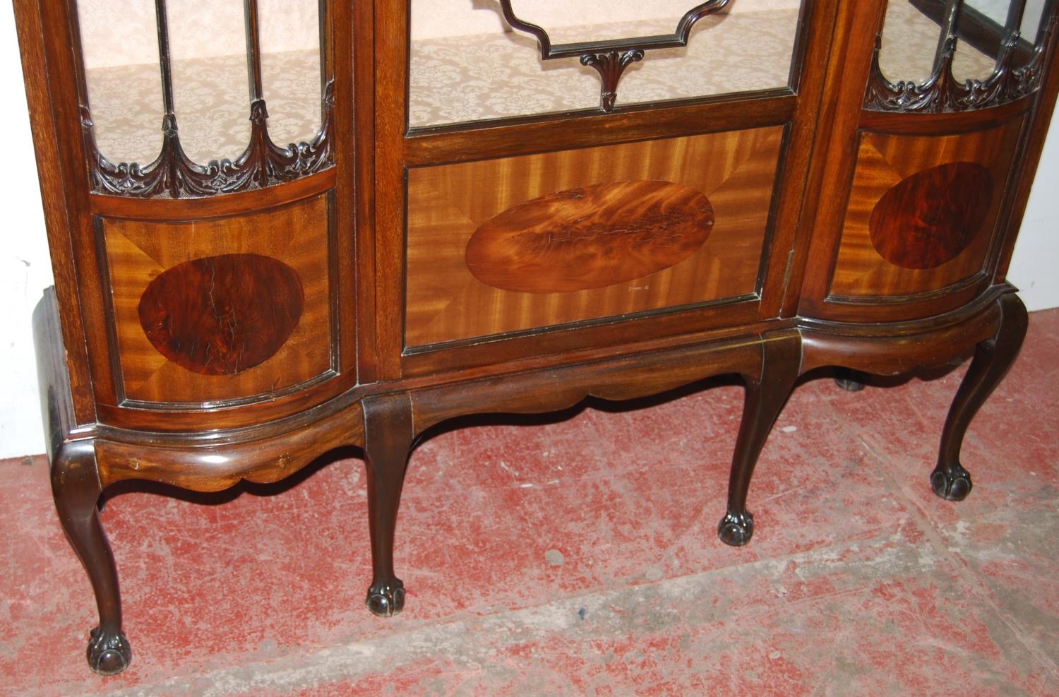 Art Nouveau mahogany display cabinet in the manner of Thomas Chippendale, the geometric frieze above - Image 2 of 6