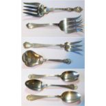 Four American silver servers and three tablespoons, various patterns, late 19th century, 582g or