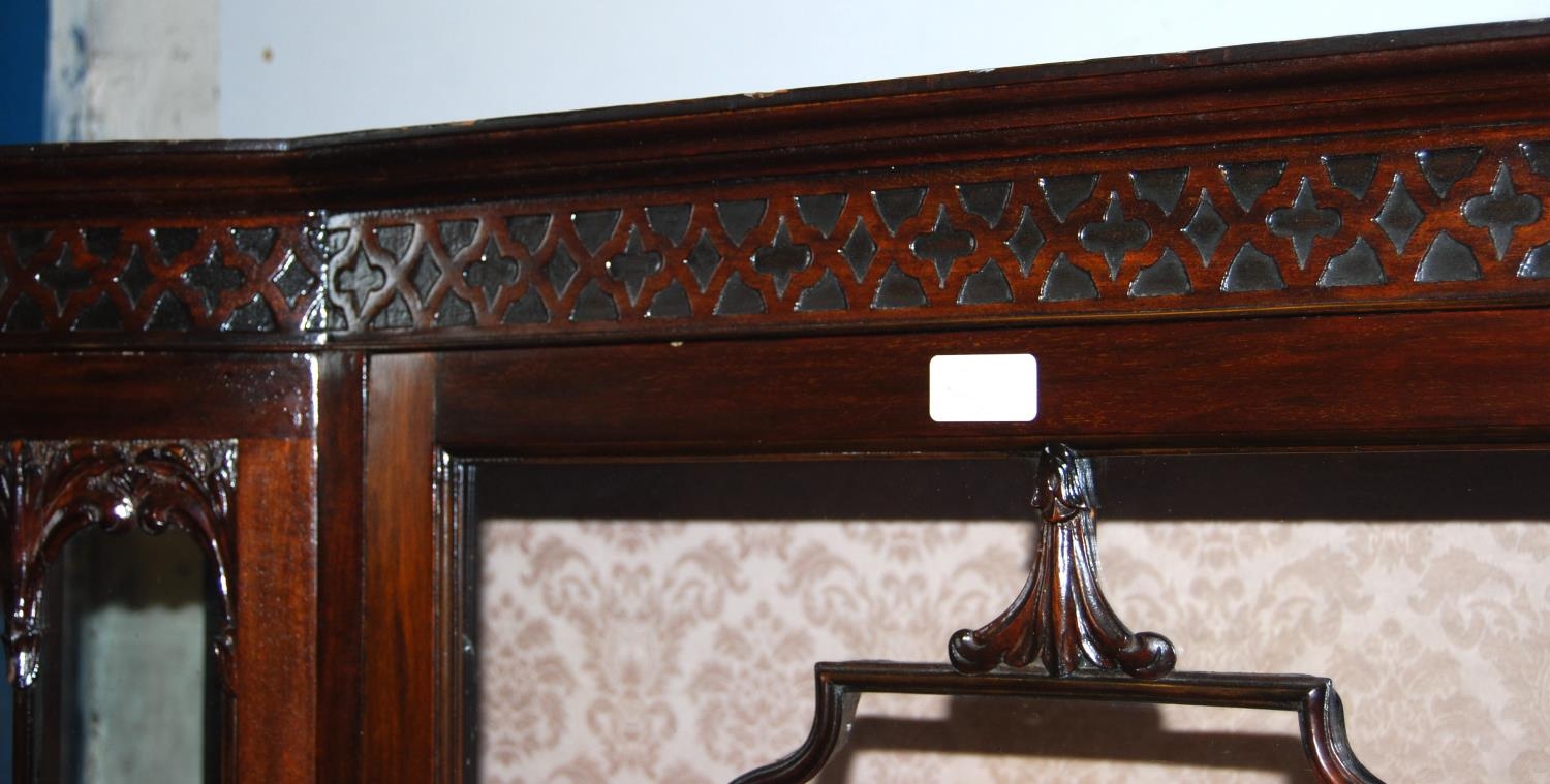 Art Nouveau mahogany display cabinet in the manner of Thomas Chippendale, the geometric frieze above - Image 4 of 6