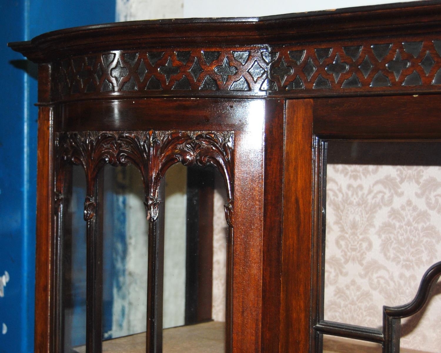 Art Nouveau mahogany display cabinet in the manner of Thomas Chippendale, the geometric frieze above - Image 5 of 6