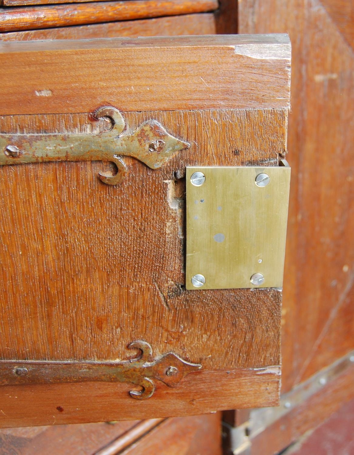 Early 18th century Queen Anne walnut cabinet on chest, the cabinet top with a long drawer above - Image 8 of 16