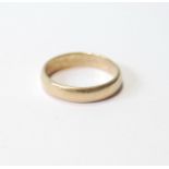 18ct gold band ring, 3.7g, size M.