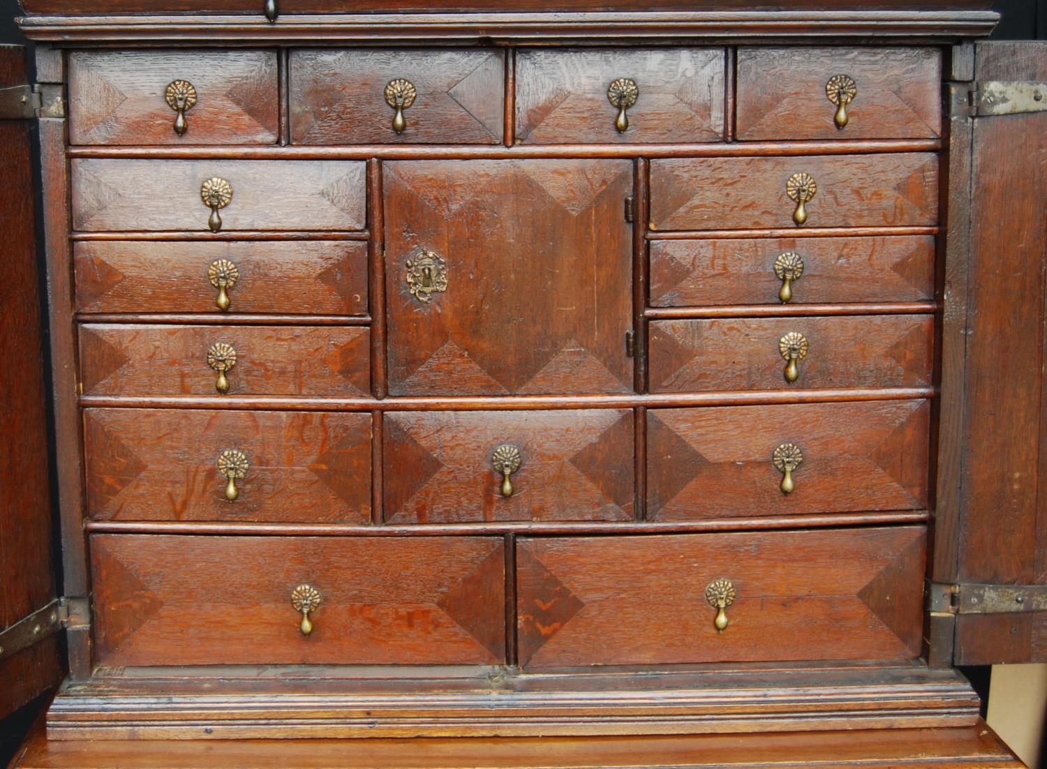 Early 18th century Queen Anne walnut cabinet on chest, the cabinet top with a long drawer above - Image 5 of 16