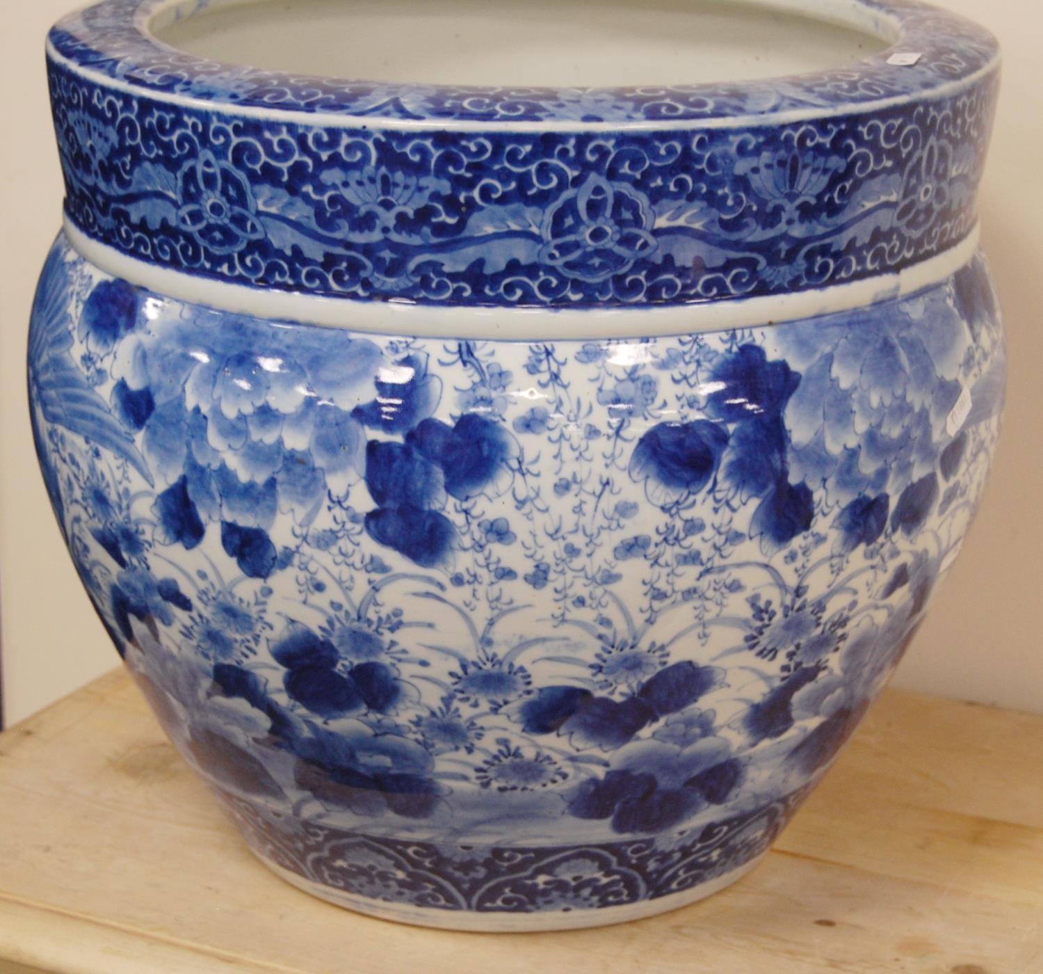 Large Chinese-style blue and white pottery jardinière with all over decoration of birds in - Image 5 of 10