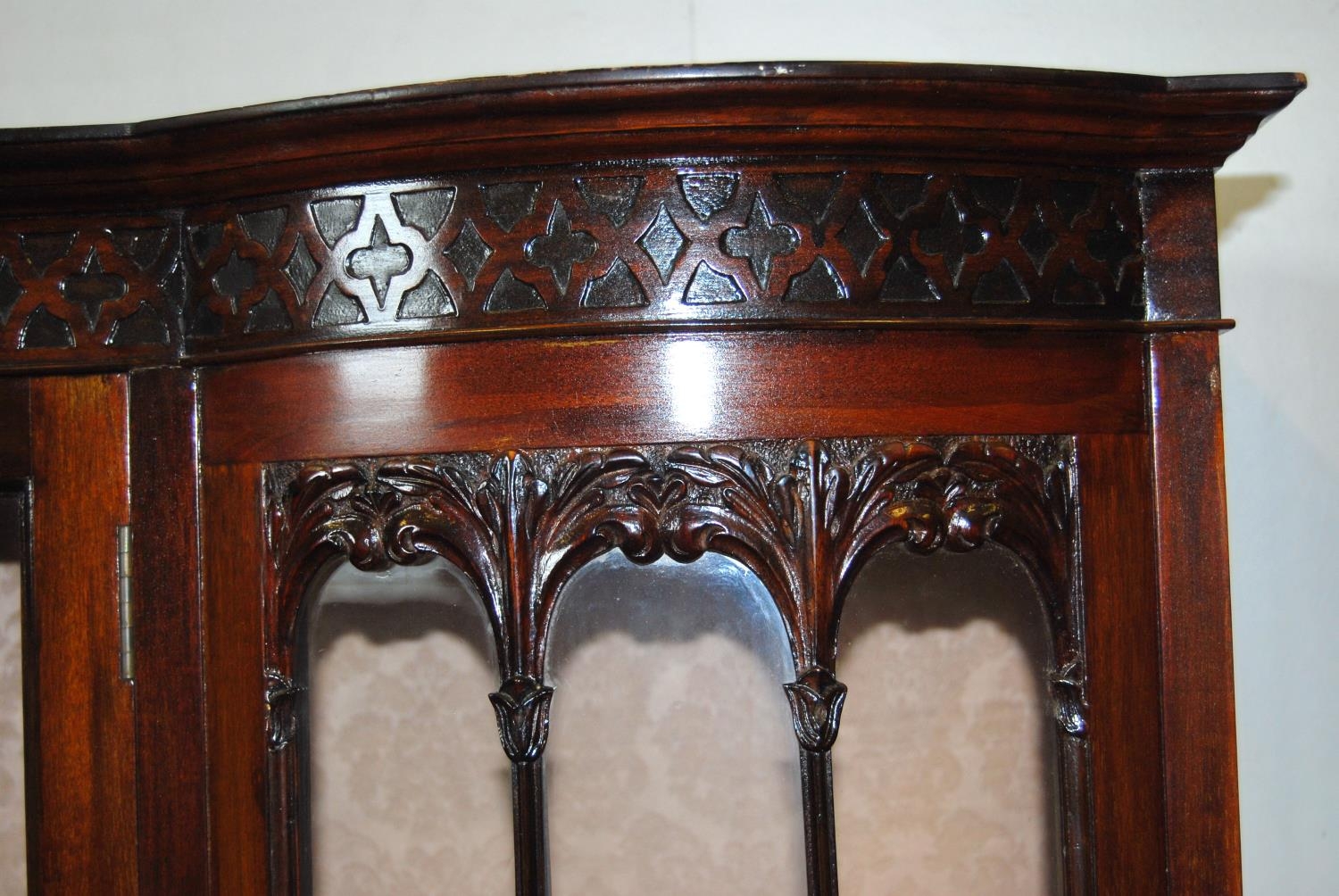 Art Nouveau mahogany display cabinet in the manner of Thomas Chippendale, the geometric frieze above - Image 3 of 6