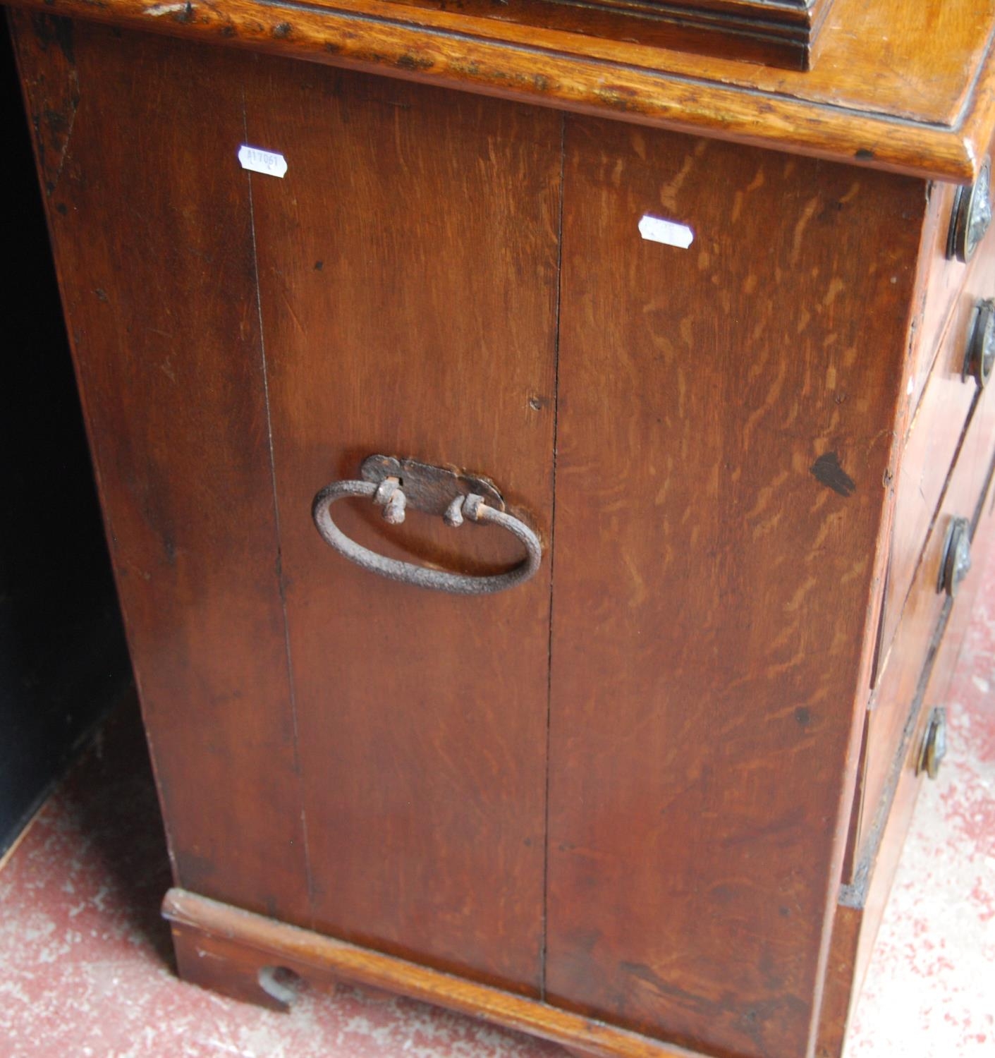 Early 18th century Queen Anne walnut cabinet on chest, the cabinet top with a long drawer above - Image 12 of 16