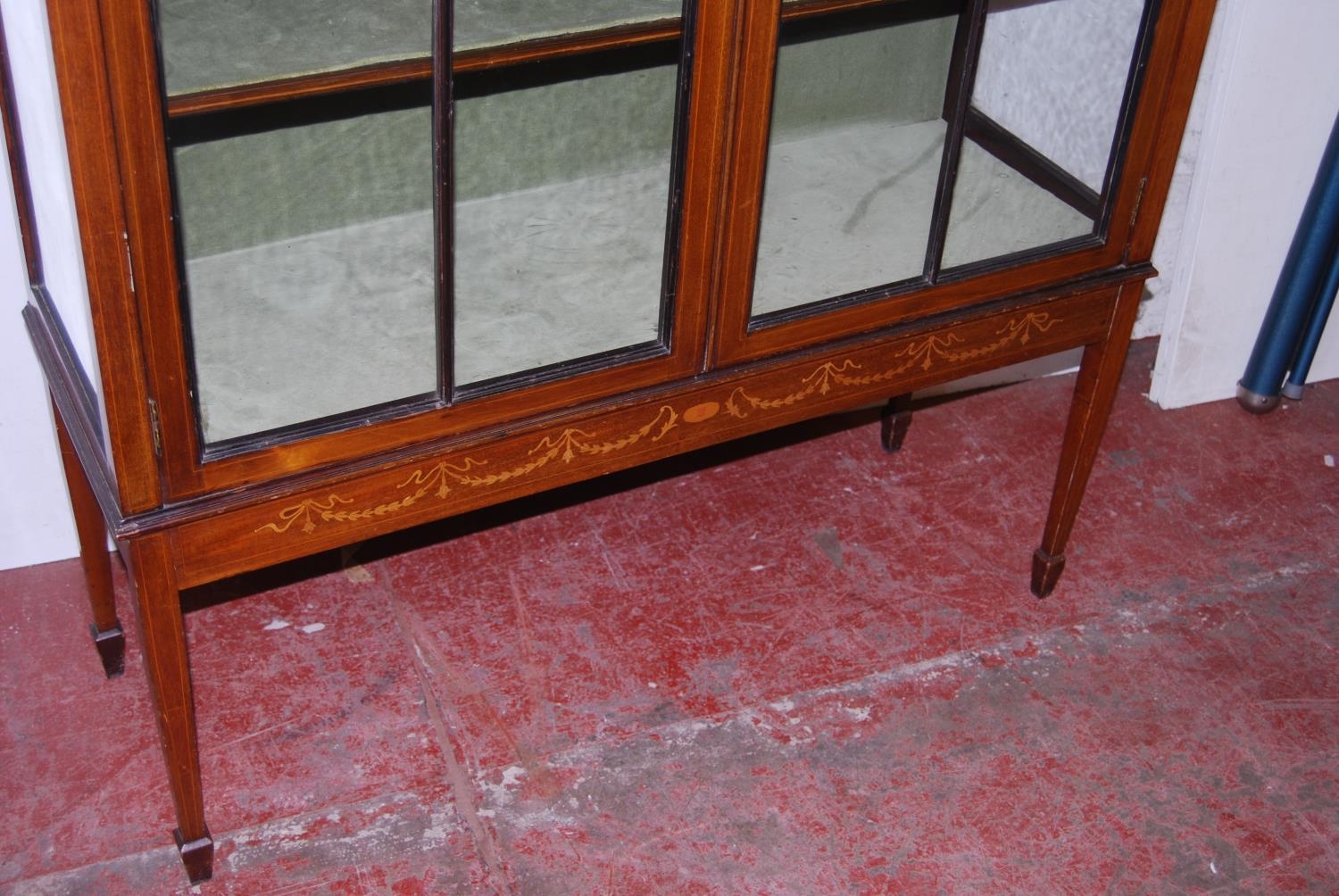 Edwardian inlaid mahogany display cabinet, with a concentric pierced pediment top above an inlaid - Image 3 of 5