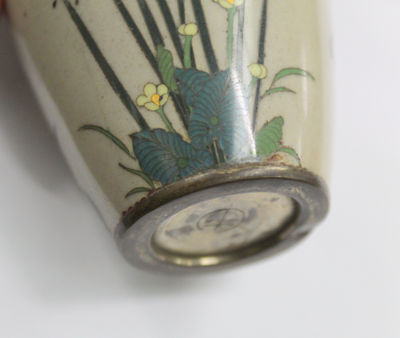 Pair of small Japanese Meiji period cloisonné vases with polychrome enamel decoration highlighted - Image 15 of 20